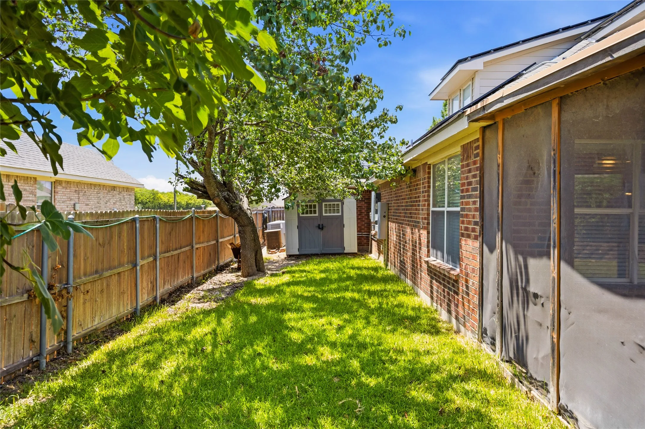 Single Family Residence For Sale in Dallas County , 1612 Lakeside Drive, Glenn Heights, Texas 75154, 4 Bedroom, 3 Bathroom, 3 Garage spaces, 2,492 Sqft, built in 2003, mls#21342483, Real Estate Agent in Glenn Heights, Homes For Sale in Dallas county, Homes For Sale in Glenn Heights, Realtor in Glenn Heights Texas, Real Estate Brokerage Independent Realty Texas, Luminita Cordes Realtor
