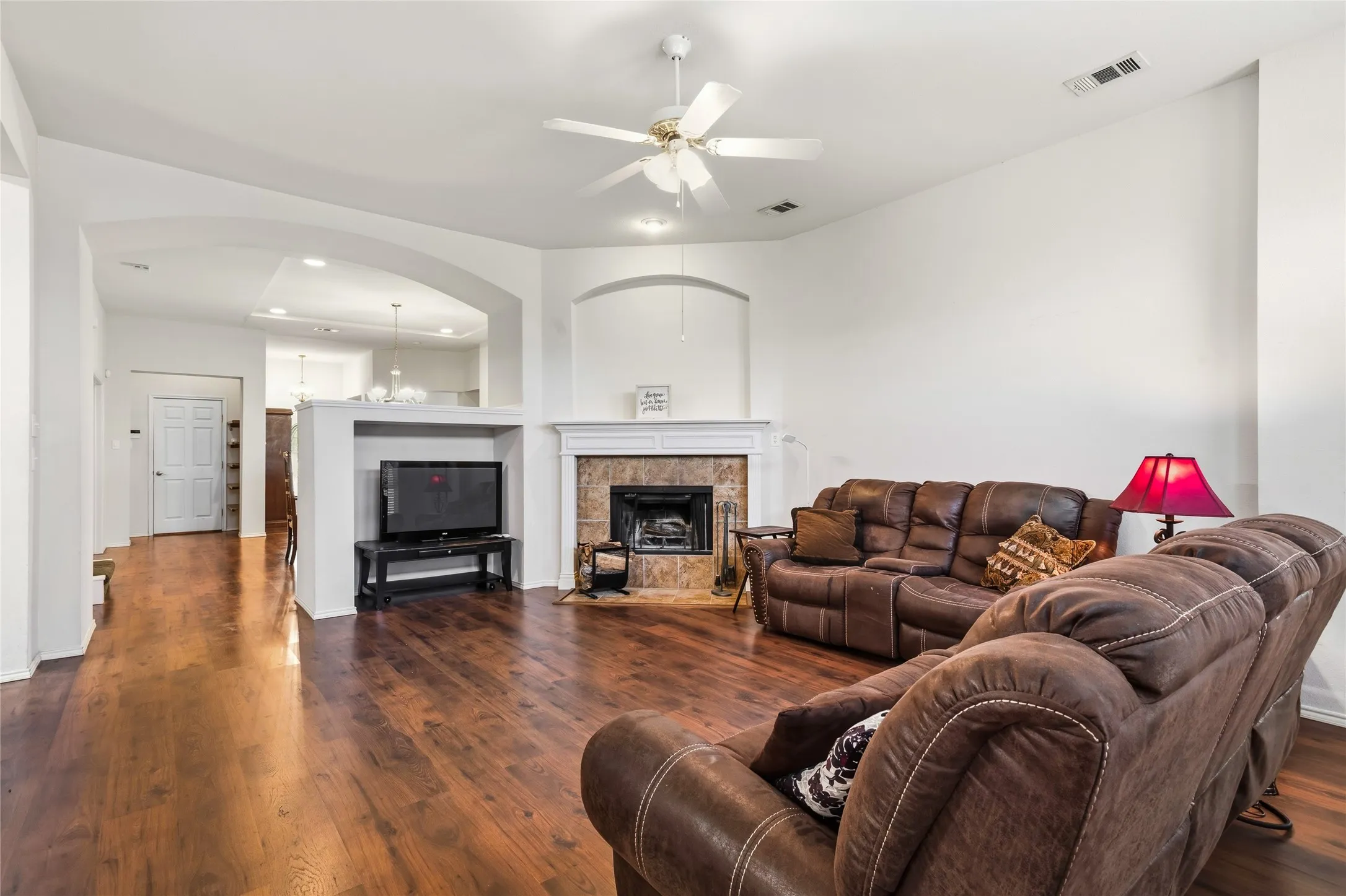 Single Family Residence For Sale in Dallas County , 1612 Lakeside Drive, Glenn Heights, Texas 75154, 4 Bedroom, 3 Bathroom, 3 Garage spaces, 2,492 Sqft, built in 2003, mls#21342483, Real Estate Agent in Glenn Heights, Homes For Sale in Dallas county, Homes For Sale in Glenn Heights, Realtor in Glenn Heights Texas, Real Estate Brokerage Independent Realty Texas, Luminita Cordes Realtor