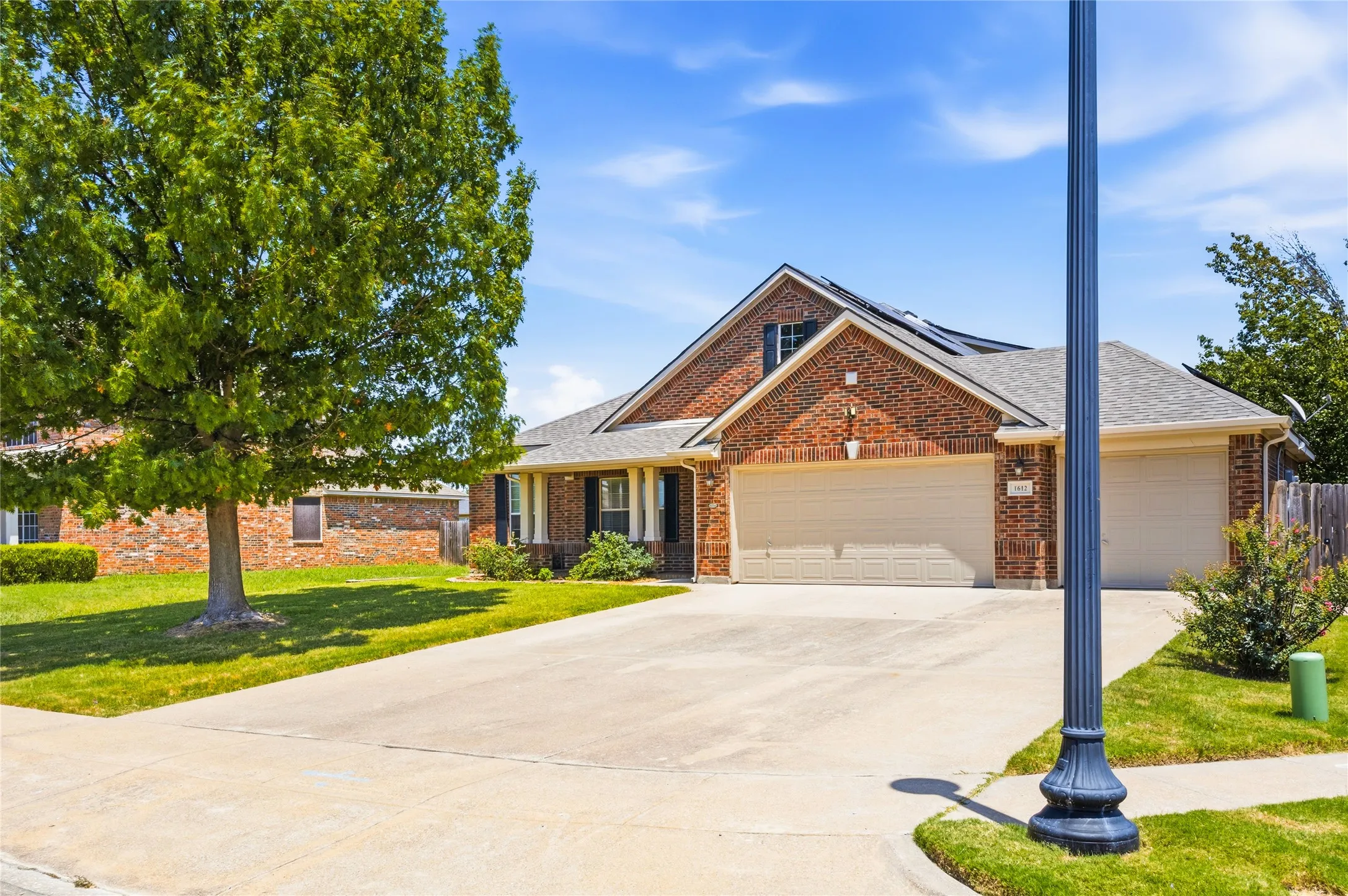 Single Family Residence For Sale in Dallas County , 1612 Lakeside Drive, Glenn Heights, Texas 75154, 4 Bedroom, 3 Bathroom, 3 Garage spaces, 2,492 Sqft, built in 2003, mls#21342483, Real Estate Agent in Glenn Heights, Homes For Sale in Dallas county, Homes For Sale in Glenn Heights, Realtor in Glenn Heights Texas, Real Estate Brokerage Independent Realty Texas, Luminita Cordes Realtor