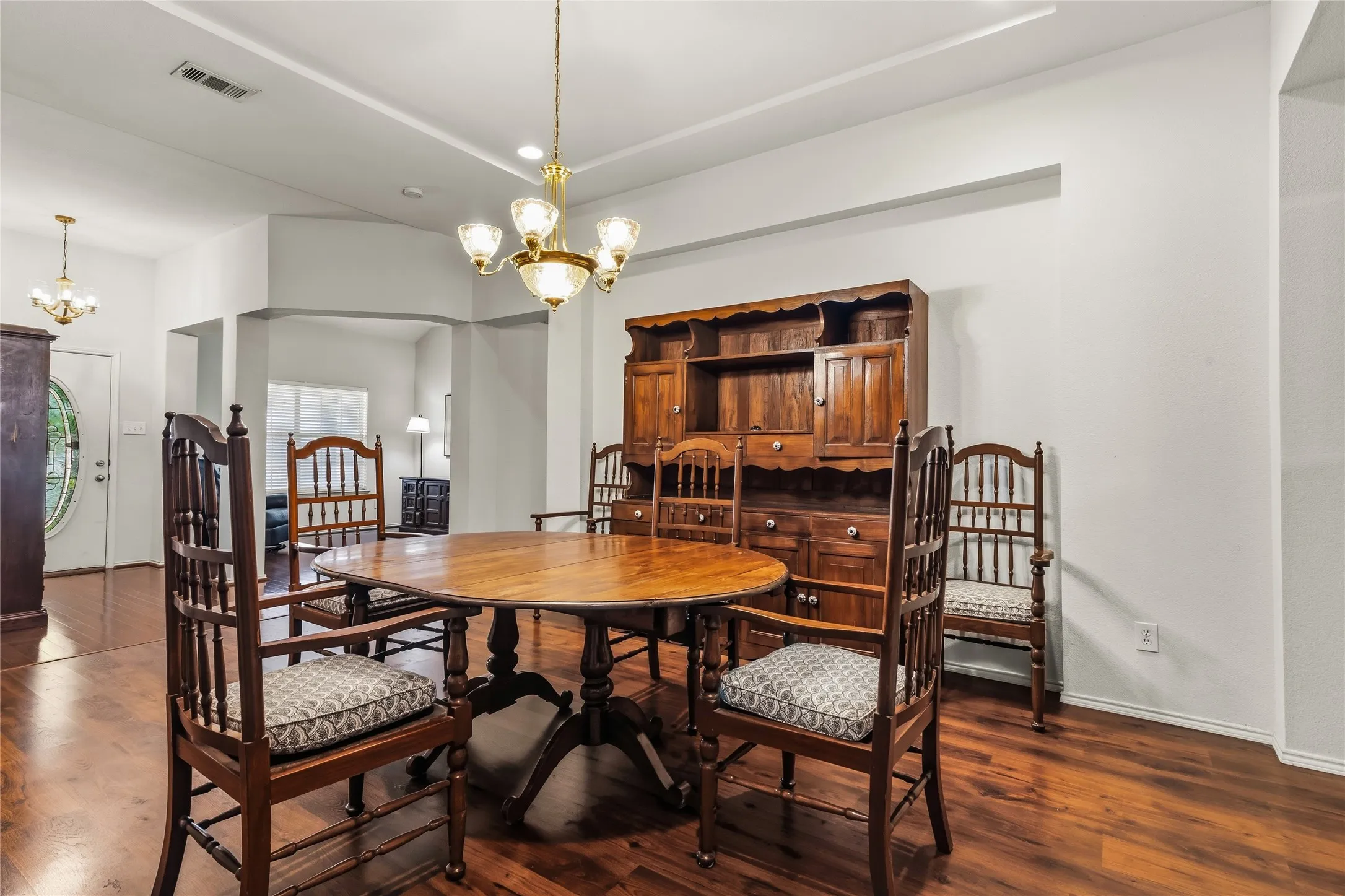 Single Family Residence For Sale in Dallas County , 1612 Lakeside Drive, Glenn Heights, Texas 75154, 4 Bedroom, 3 Bathroom, 3 Garage spaces, 2,492 Sqft, built in 2003, mls#21342483, Real Estate Agent in Glenn Heights, Homes For Sale in Dallas county, Homes For Sale in Glenn Heights, Realtor in Glenn Heights Texas, Real Estate Brokerage Independent Realty Texas, Luminita Cordes Realtor