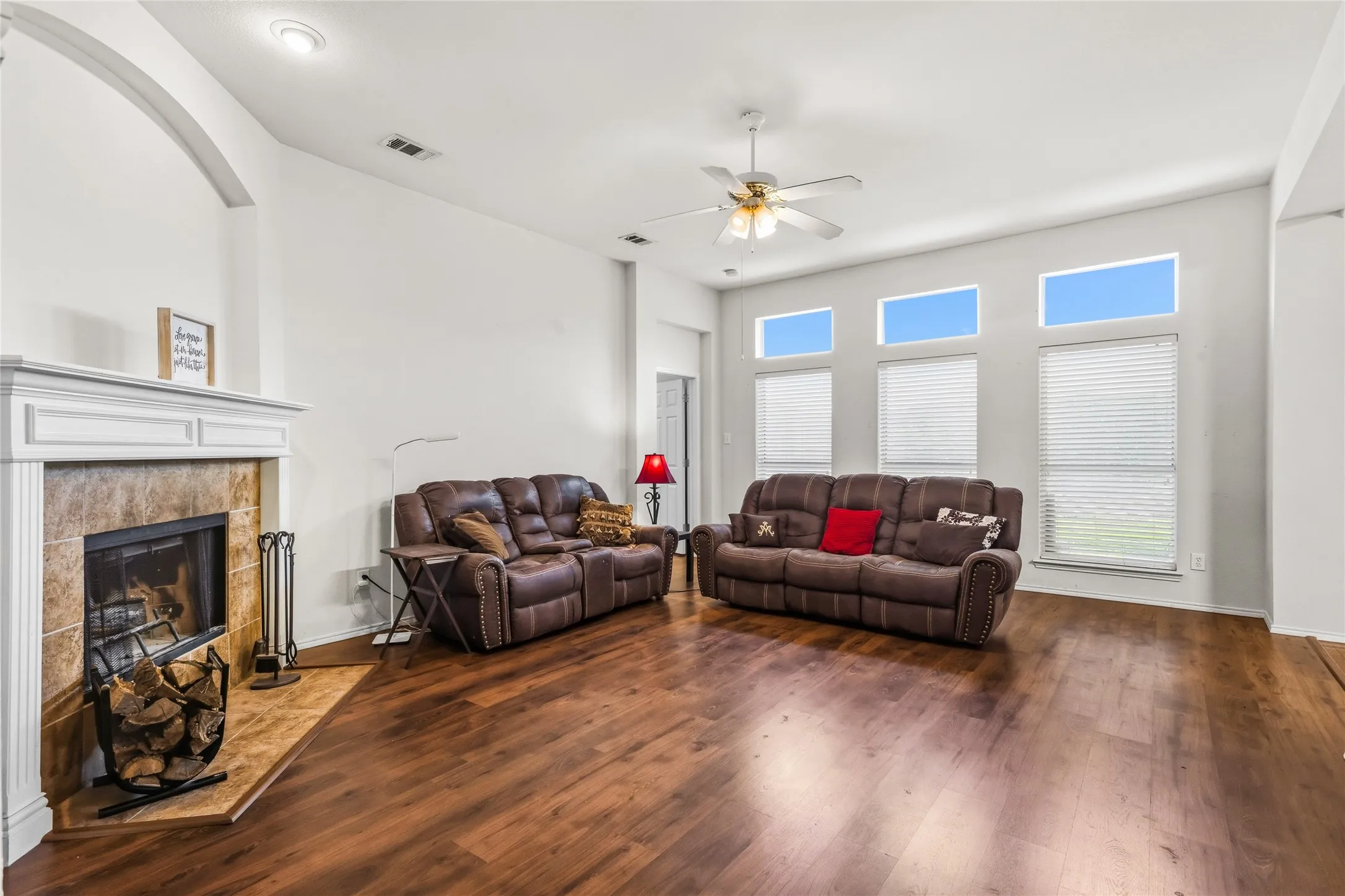 Single Family Residence For Sale in Dallas County , 1612 Lakeside Drive, Glenn Heights, Texas 75154, 4 Bedroom, 3 Bathroom, 3 Garage spaces, 2,492 Sqft, built in 2003, mls#21342483, Real Estate Agent in Glenn Heights, Homes For Sale in Dallas county, Homes For Sale in Glenn Heights, Realtor in Glenn Heights Texas, Real Estate Brokerage Independent Realty Texas, Luminita Cordes Realtor