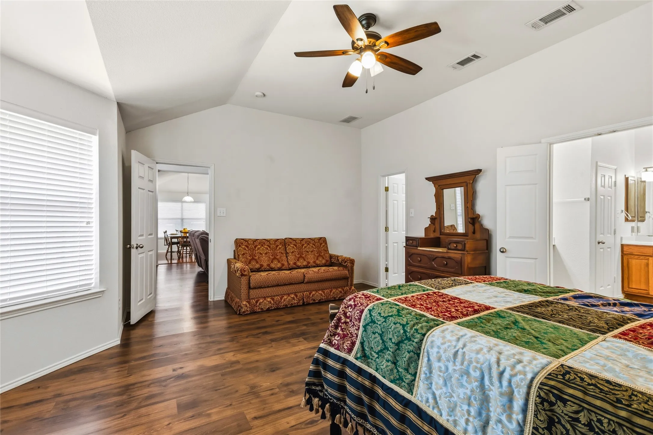 Single Family Residence For Sale in Dallas County , 1612 Lakeside Drive, Glenn Heights, Texas 75154, 4 Bedroom, 3 Bathroom, 3 Garage spaces, 2,492 Sqft, built in 2003, mls#21342483, Real Estate Agent in Glenn Heights, Homes For Sale in Dallas county, Homes For Sale in Glenn Heights, Realtor in Glenn Heights Texas, Real Estate Brokerage Independent Realty Texas, Luminita Cordes Realtor