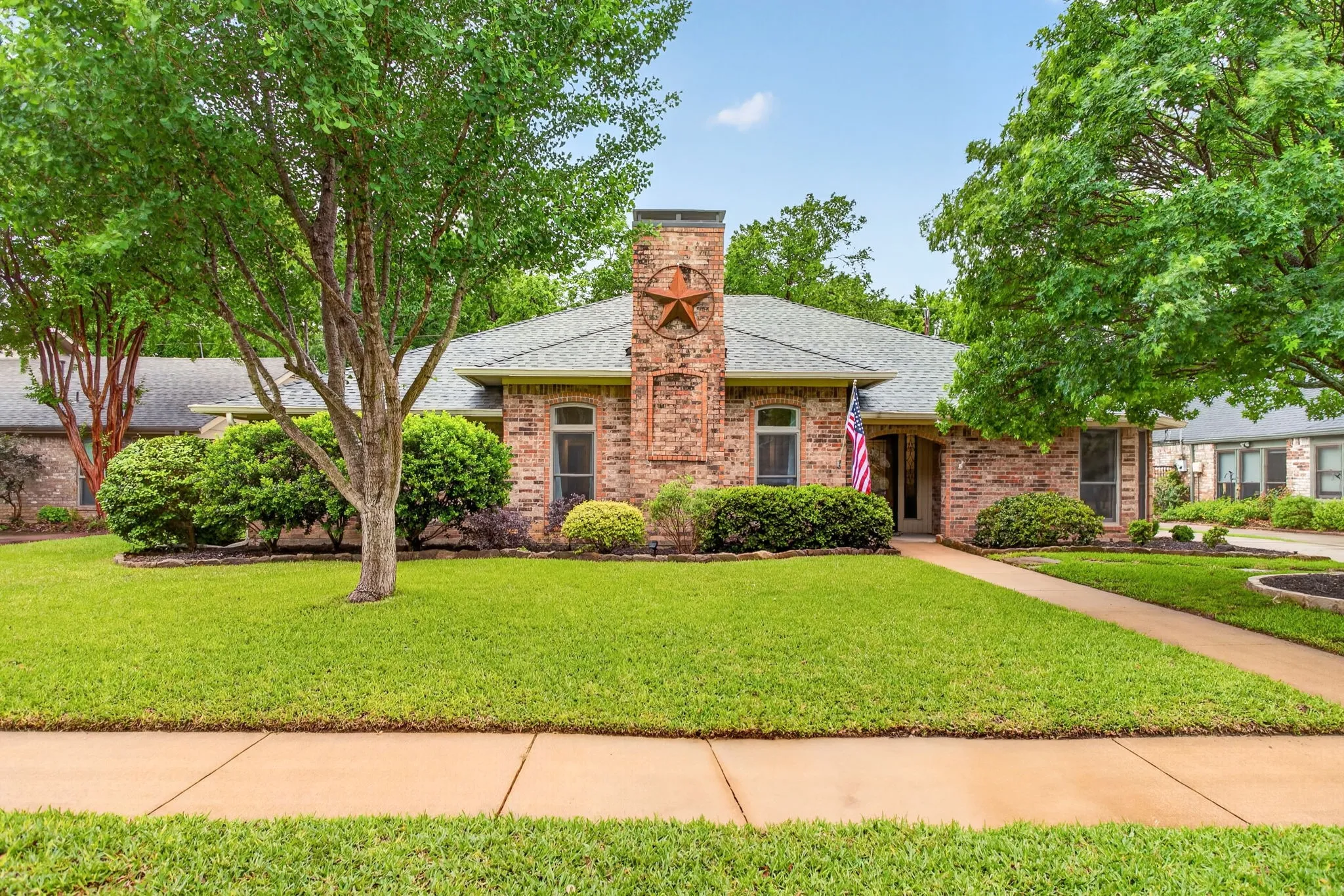 Single Family Residence For Sale in Tarrant County , 2932 S Creekwood Drive, Grapevine, Texas 76051, 3 Bedroom, 2 Bathroom, 2 Garage spaces, 2,365 Sqft, built in 1983, mls#21343801, Real Estate Agent in Grapevine, Homes For Sale in Tarrant county, Homes For Sale in Grapevine, Realtor in Grapevine Texas, Real Estate Brokerage Independent Realty Texas, Luminita Cordes Realtor