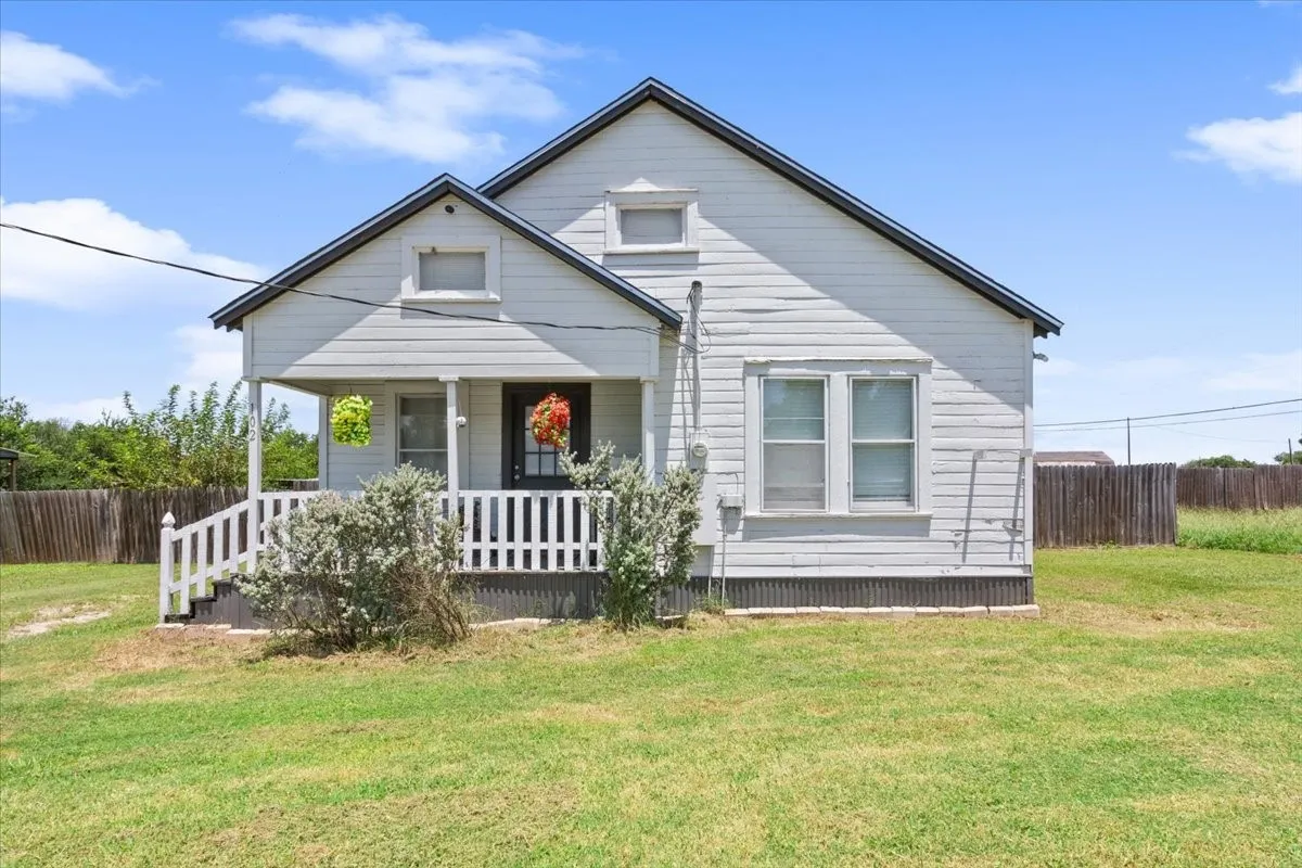 Single Family Residence For Sale in Mc Lennan County , 102 Brookshire, Riesel, Texas 76682, 2 Bedrooms, 1 Bathroom, Garage spaces, 1,096 Sqft, built in 1935, Price $154,500, mls#21344345, Real Estate Agent in Riesel, Homes For Sale in Mc Lennan county, Homes For Sale in Riesel, Realtor in Riesel Texas, Real Estate Brokerage Independent Realty Texas, Luminita Cordes Realtor