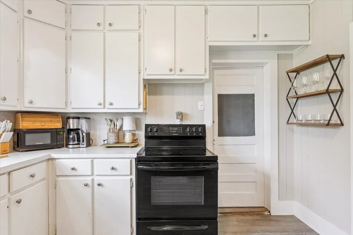 Single Family Residence For Sale in Mc Lennan County , 102 Brookshire, Riesel, Texas 76682, 2 Bedrooms, 1 Bathroom, Garage spaces, 1,096 Sqft, built in 1935, Price $154,500, mls#21344345, Real Estate Agent in Riesel, Homes For Sale in Mc Lennan county, Homes For Sale in Riesel, Realtor in Riesel Texas, Real Estate Brokerage Independent Realty Texas, Luminita Cordes Realtor