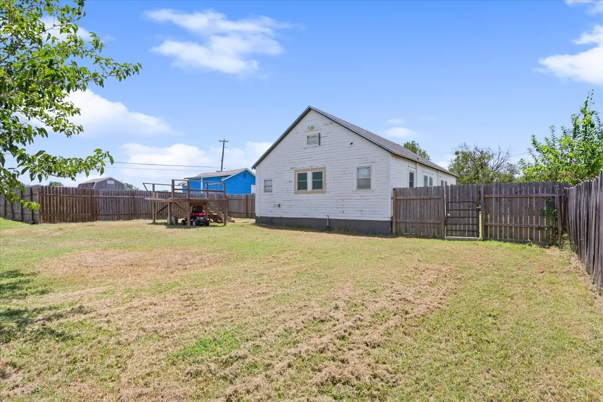 Single Family Residence For Sale in Mc Lennan County , 102 Brookshire, Riesel, Texas 76682, 2 Bedrooms, 1 Bathroom, Garage spaces, 1,096 Sqft, built in 1935, Price $154,500, mls#21344345, Real Estate Agent in Riesel, Homes For Sale in Mc Lennan county, Homes For Sale in Riesel, Realtor in Riesel Texas, Real Estate Brokerage Independent Realty Texas, Luminita Cordes Realtor