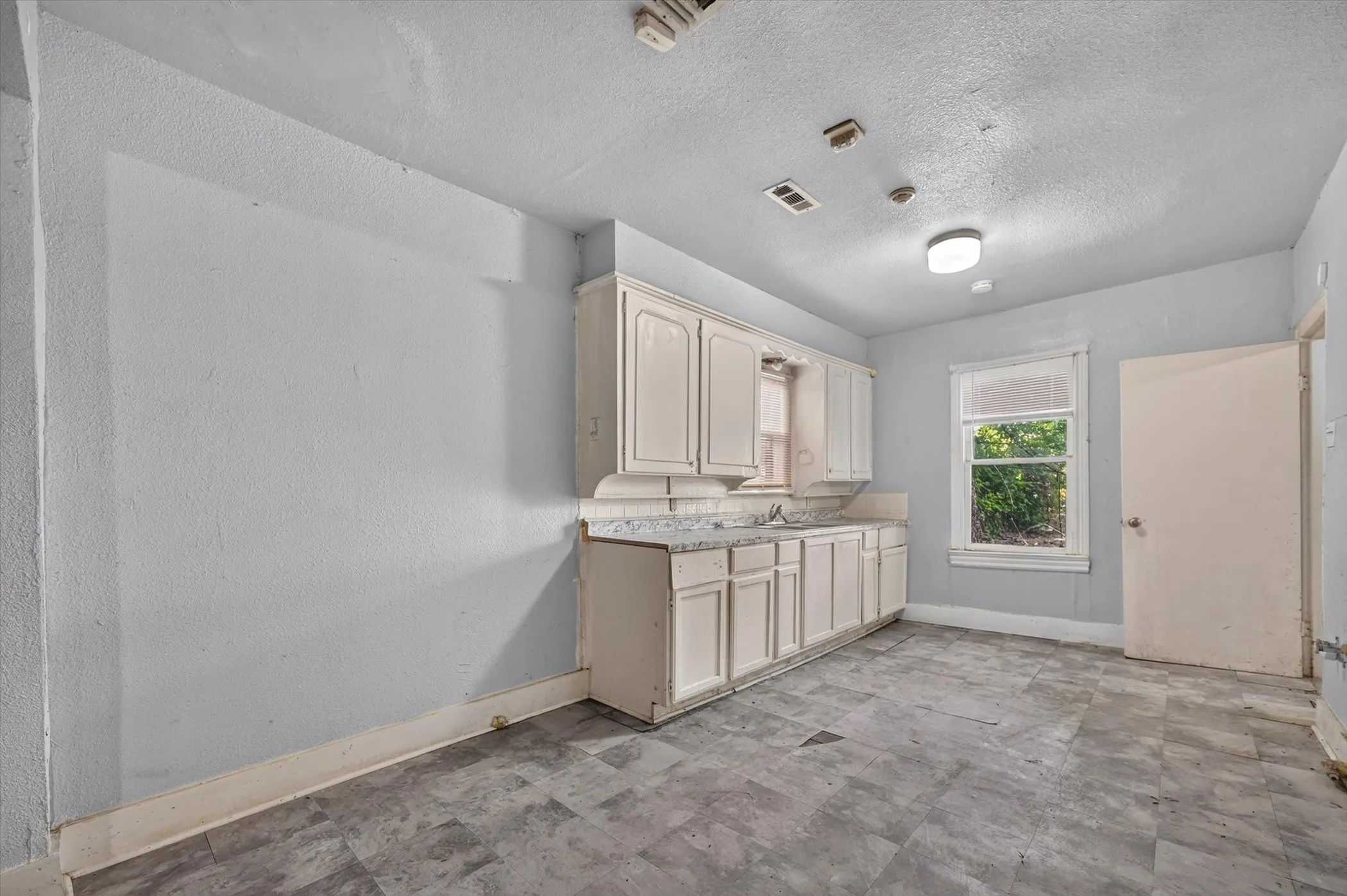 Business For Sale in Tarrant County , 2813 E Rosedale Street, Fort Worth, Texas 76105, 0, 0, Garage spaces, 0 Sqft, built in 1934, mls#21340468, Real Estate Agent in Fort Worth, Homes For Sale in Tarrant county, Homes For Sale in Fort Worth, Realtor in Fort Worth Texas, Real Estate Brokerage Independent Realty Texas, Luminita Cordes Realtor