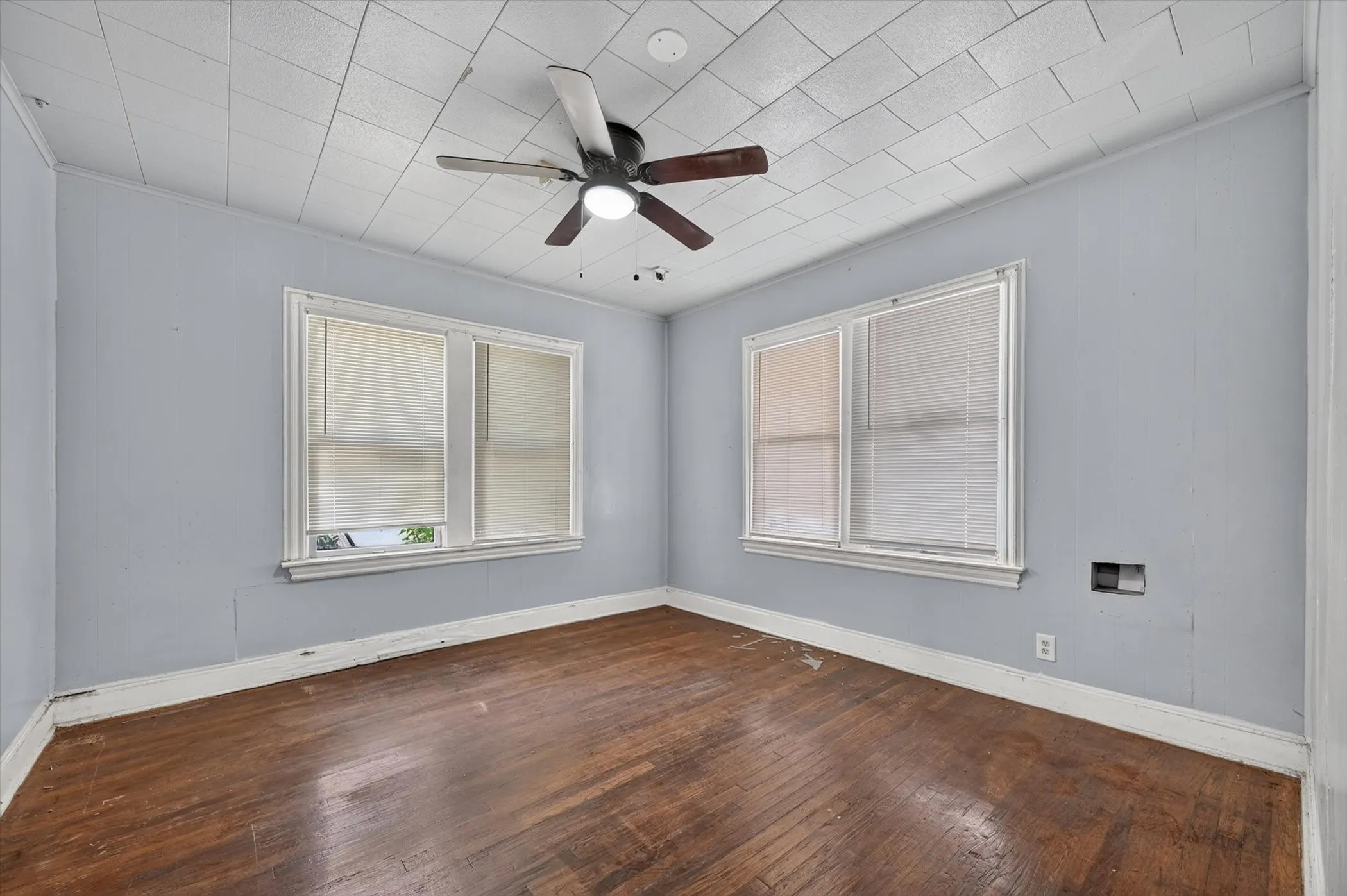 Business For Sale in Tarrant County , 2813 E Rosedale Street, Fort Worth, Texas 76105, 0, 0, Garage spaces, 0 Sqft, built in 1934, mls#21340468, Real Estate Agent in Fort Worth, Homes For Sale in Tarrant county, Homes For Sale in Fort Worth, Realtor in Fort Worth Texas, Real Estate Brokerage Independent Realty Texas, Luminita Cordes Realtor