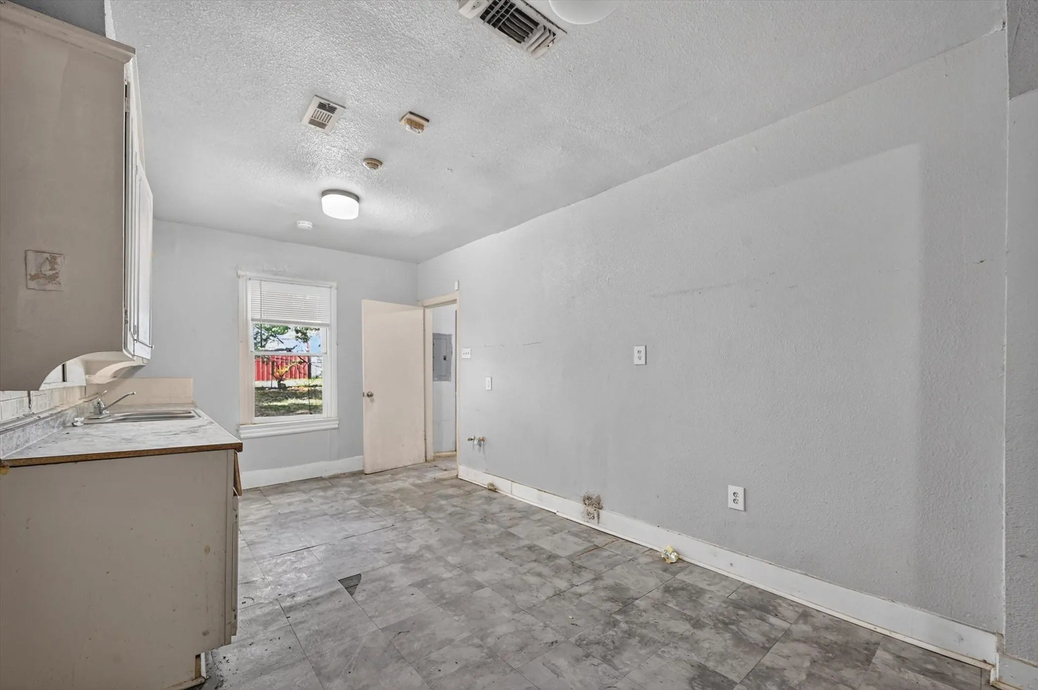 Business For Sale in Tarrant County , 2813 E Rosedale Street, Fort Worth, Texas 76105, 0, 0, Garage spaces, 0 Sqft, built in 1934, mls#21340468, Real Estate Agent in Fort Worth, Homes For Sale in Tarrant county, Homes For Sale in Fort Worth, Realtor in Fort Worth Texas, Real Estate Brokerage Independent Realty Texas, Luminita Cordes Realtor