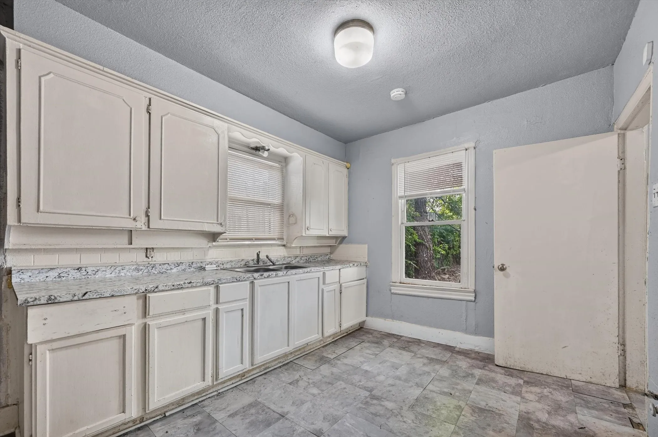 Business For Sale in Tarrant County , 2813 E Rosedale Street, Fort Worth, Texas 76105, 0, 0, Garage spaces, 0 Sqft, built in 1934, mls#21340468, Real Estate Agent in Fort Worth, Homes For Sale in Tarrant county, Homes For Sale in Fort Worth, Realtor in Fort Worth Texas, Real Estate Brokerage Independent Realty Texas, Luminita Cordes Realtor