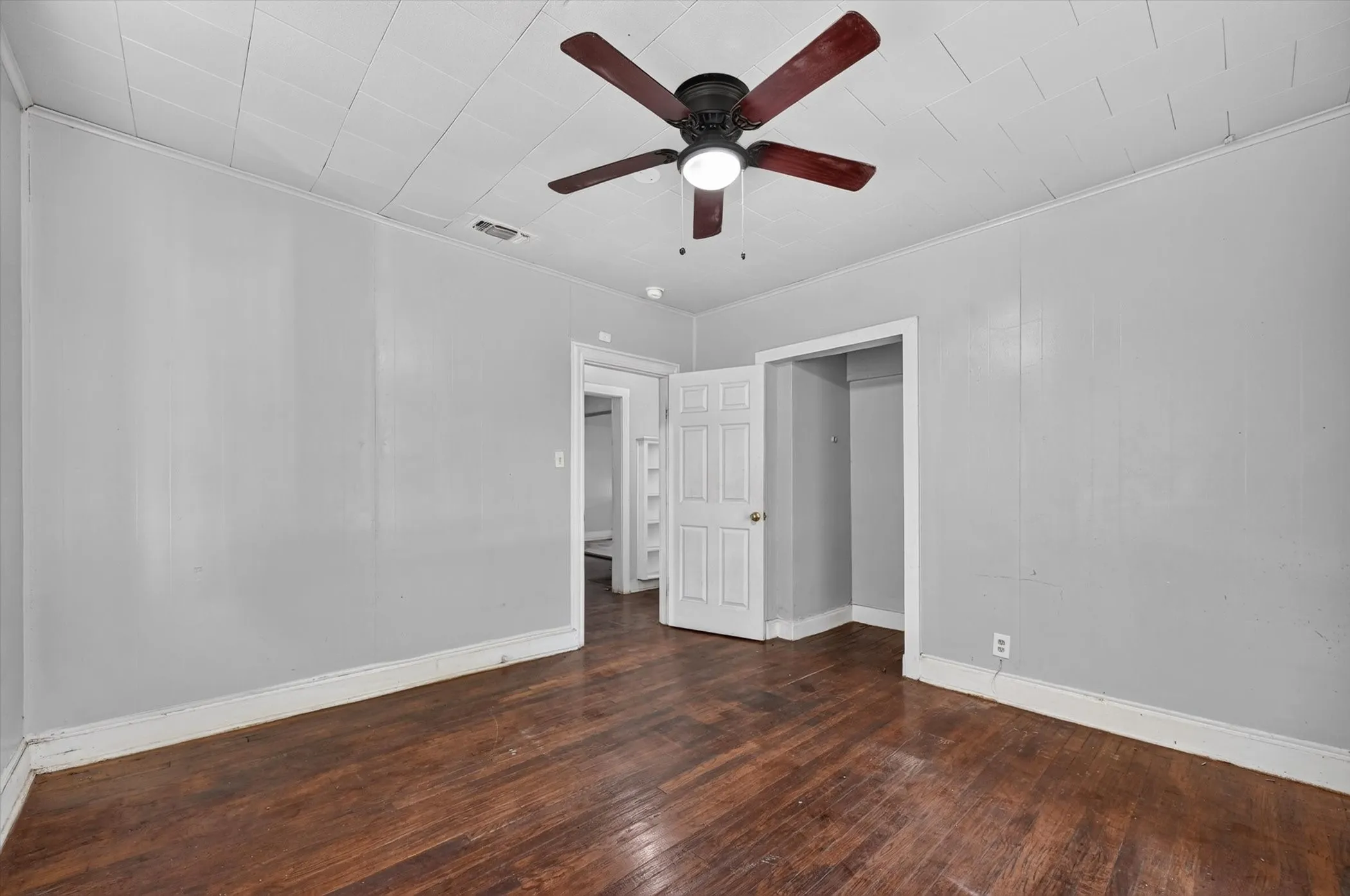 Business For Sale in Tarrant County , 2813 E Rosedale Street, Fort Worth, Texas 76105, 0, 0, Garage spaces, 0 Sqft, built in 1934, mls#21340468, Real Estate Agent in Fort Worth, Homes For Sale in Tarrant county, Homes For Sale in Fort Worth, Realtor in Fort Worth Texas, Real Estate Brokerage Independent Realty Texas, Luminita Cordes Realtor
