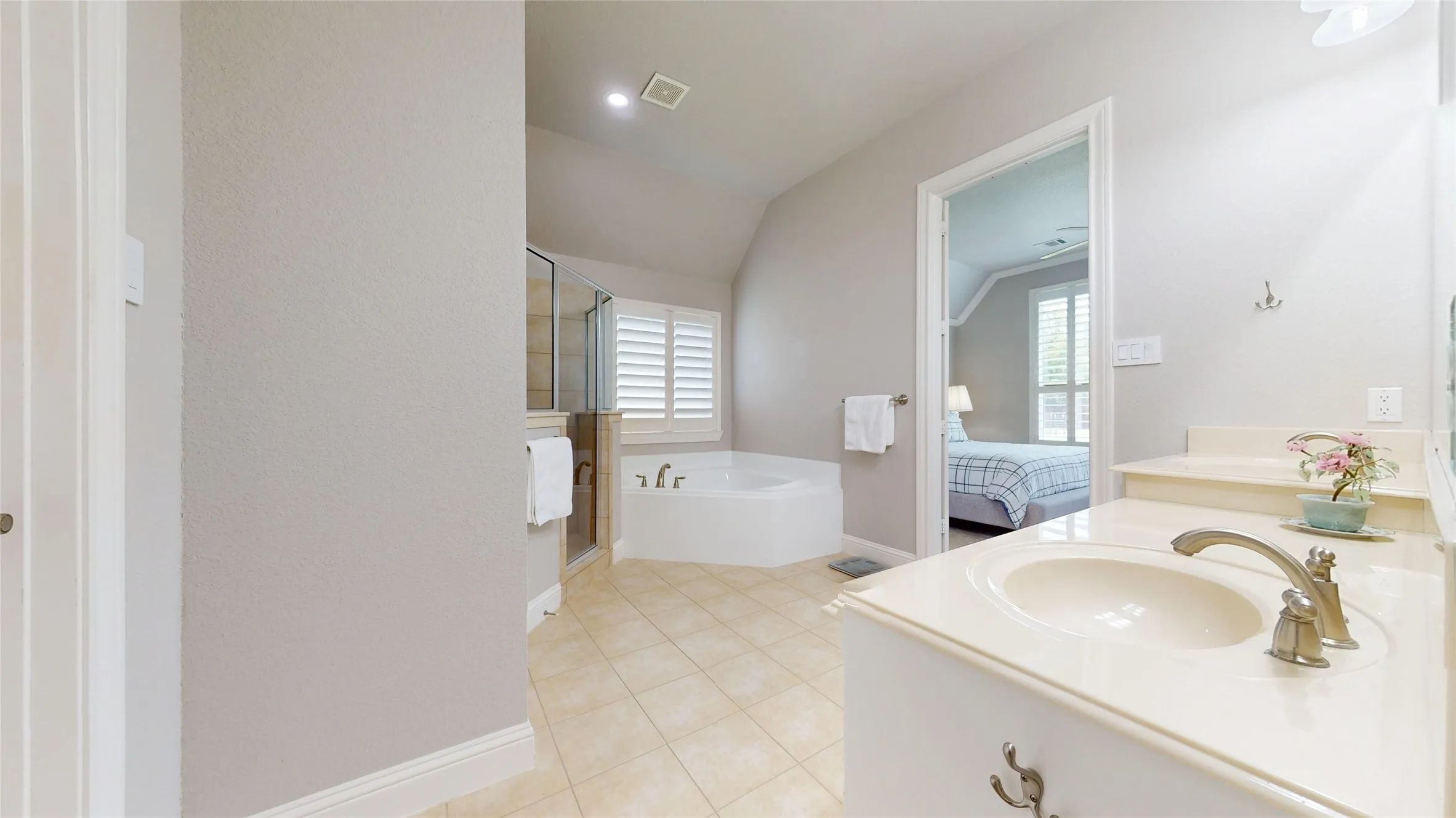Single Family Residence For Sale in Tarrant County , 1301 Twisting Star Drive, Fort Worth, Texas 76052, 4 Bedroom, 3 Bathroom, 3 Garage spaces, 2,545 Sqft, built in 2008, mls#21344097, Real Estate Agent in Fort Worth, Homes For Sale in Tarrant county, Homes For Sale in Fort Worth, Realtor in Fort Worth Texas, Real Estate Brokerage Independent Realty Texas, Luminita Cordes Realtor