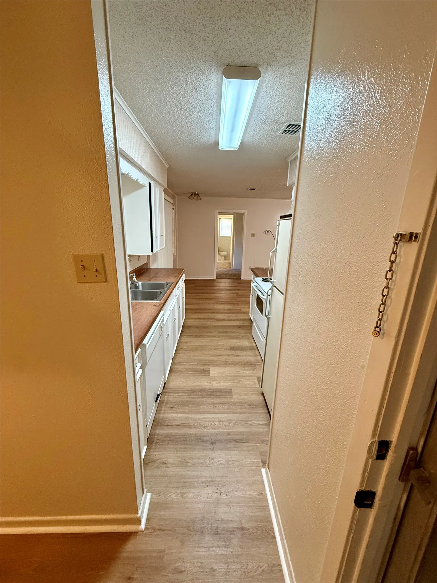 Single Family Residence For Rent in Kaufman County , 124 Poinsettia Circle, Terrell, Texas 75160, 3 Bedroom, 2 Bathroom, 2 Garage spaces, 1,391 Sqft, built in 1968, mls#21343591, Real Estate Agent in Terrell, Homes For Rent in Kaufman county, Homes For Rent in Terrell, Realtor in Terrell Texas, Real Estate Brokerage Independent Realty Texas, Luminita Cordes Realtor