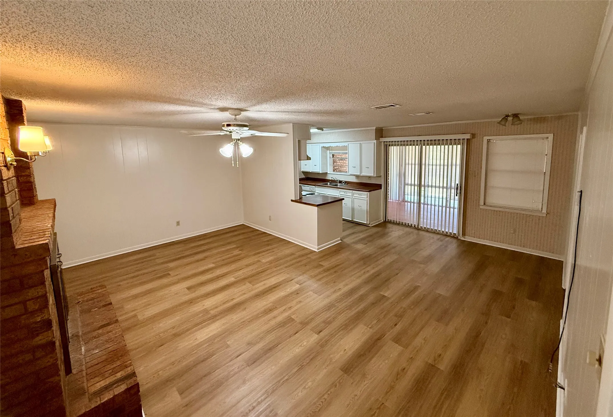 Single Family Residence For Rent in Kaufman County , 124 Poinsettia Circle, Terrell, Texas 75160, 3 Bedroom, 2 Bathroom, 2 Garage spaces, 1,391 Sqft, built in 1968, mls#21343591, Real Estate Agent in Terrell, Homes For Rent in Kaufman county, Homes For Rent in Terrell, Realtor in Terrell Texas, Real Estate Brokerage Independent Realty Texas, Luminita Cordes Realtor