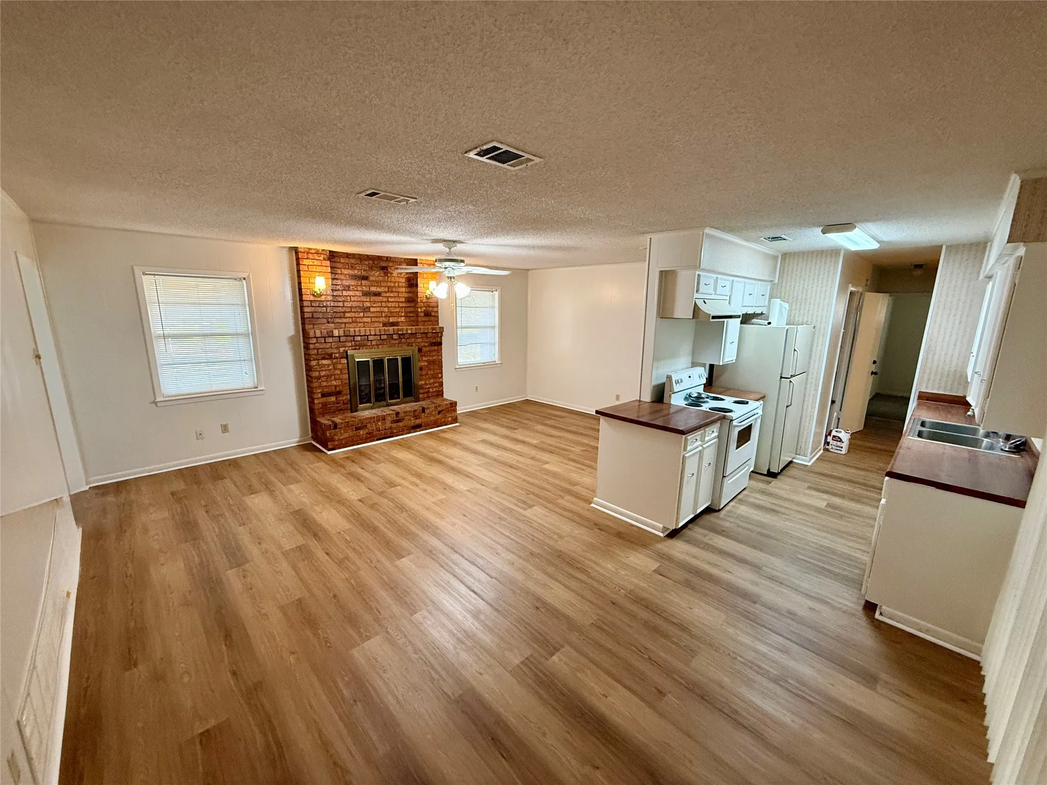 Single Family Residence For Rent in Kaufman County , 124 Poinsettia Circle, Terrell, Texas 75160, 3 Bedroom, 2 Bathroom, 2 Garage spaces, 1,391 Sqft, built in 1968, mls#21343591, Real Estate Agent in Terrell, Homes For Rent in Kaufman county, Homes For Rent in Terrell, Realtor in Terrell Texas, Real Estate Brokerage Independent Realty Texas, Luminita Cordes Realtor