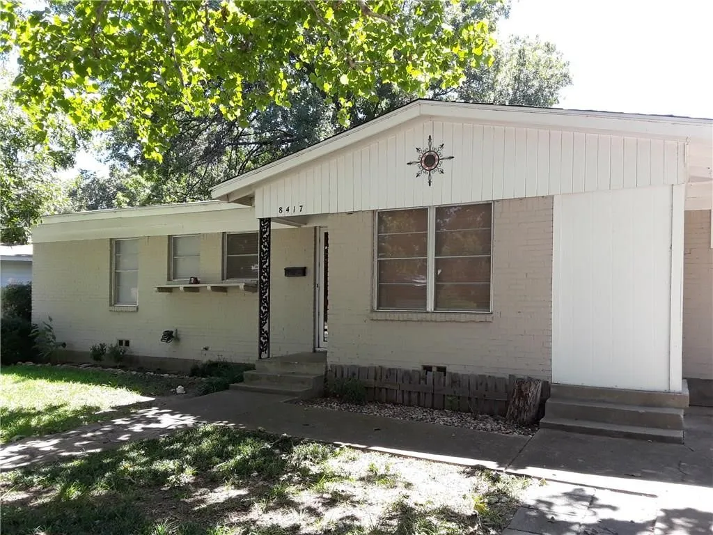 Single Family Residence For Rent in Tarrant County , 8417 Monmouth Drive, Fort Worth, Texas 76116, 4 Bedroom, 2 Bathroom, Garage spaces, 1,505 Sqft, built in 1956, mls#21344308, Real Estate Agent in Fort Worth, Homes For Rent in Tarrant county, Homes For Rent in Fort Worth, Realtor in Fort Worth Texas, Real Estate Brokerage Independent Realty Texas, Luminita Cordes Realtor