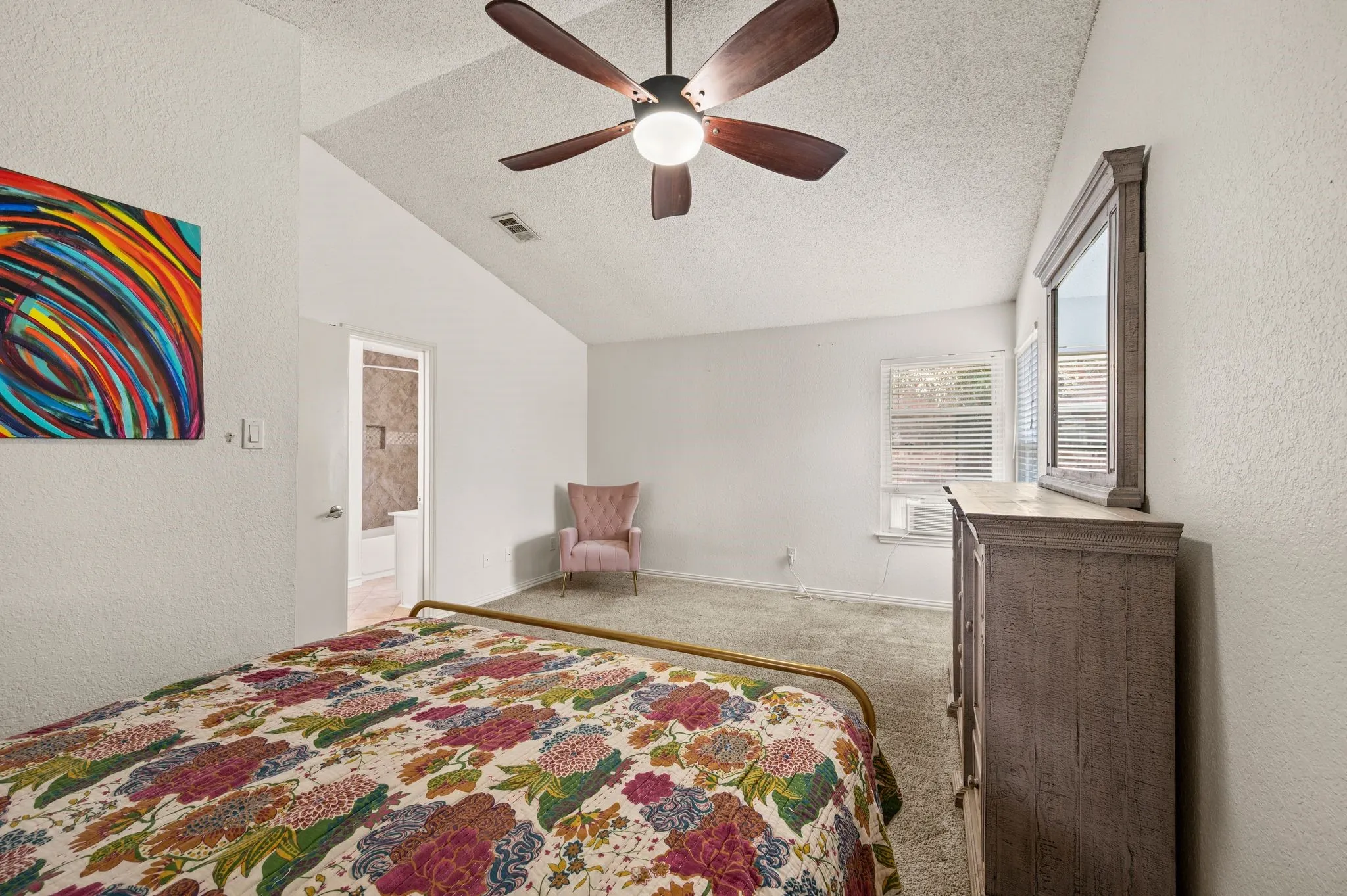 Vaulted ceiling with a ceiling fan and integrated lighting