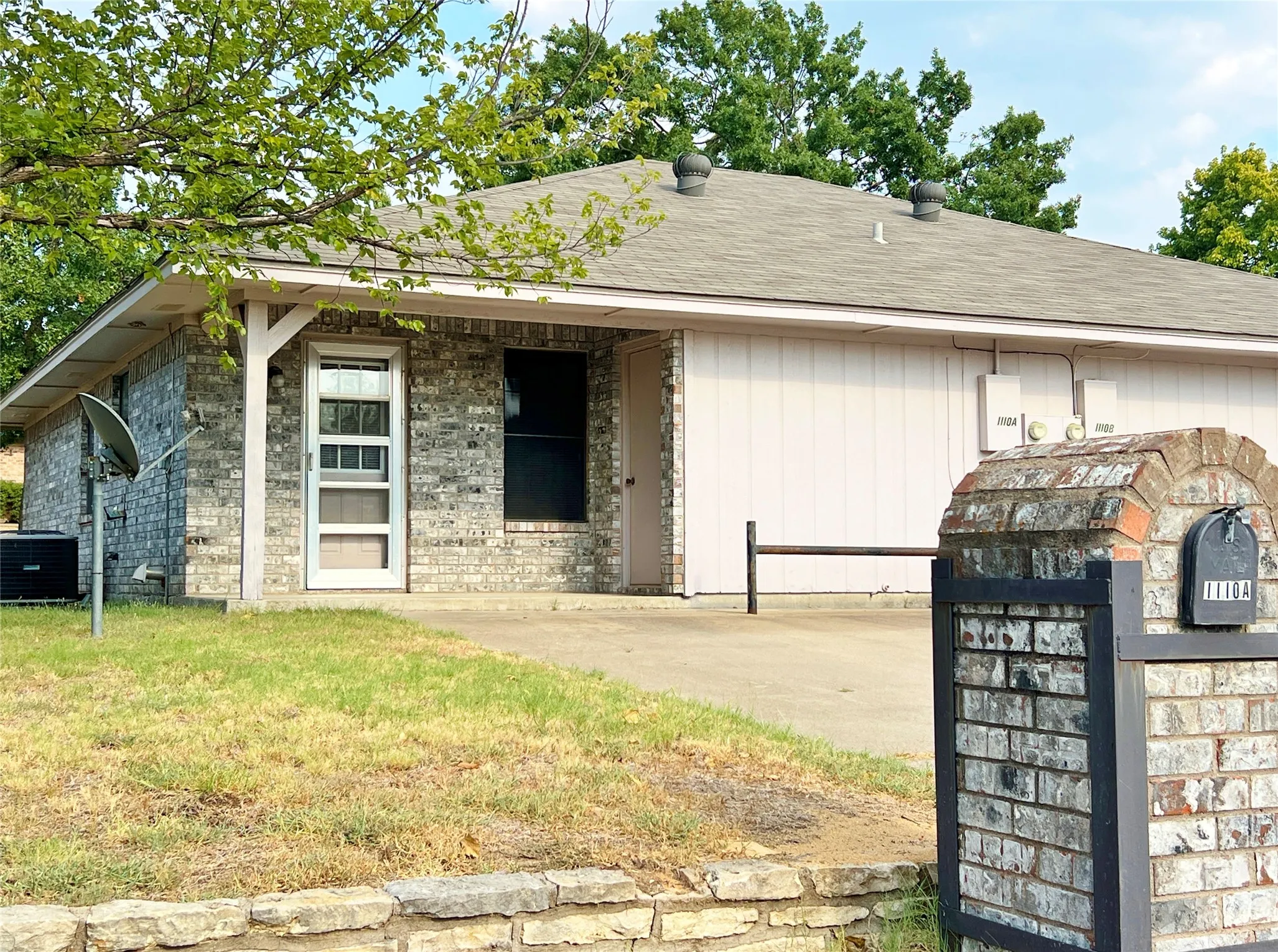 Duplex For Rent in Parker County , 1110 S Rusk Street A, Weatherford, Texas 76086, 2 Bedroom, 2 Bathroom, Garage spaces, 948 Sqft, built in 1984, mls#21344383, Real Estate Agent in Weatherford, Homes For Rent in Parker county, Homes For Rent in Weatherford, Realtor in Weatherford Texas, Real Estate Brokerage Independent Realty Texas, Luminita Cordes Realtor