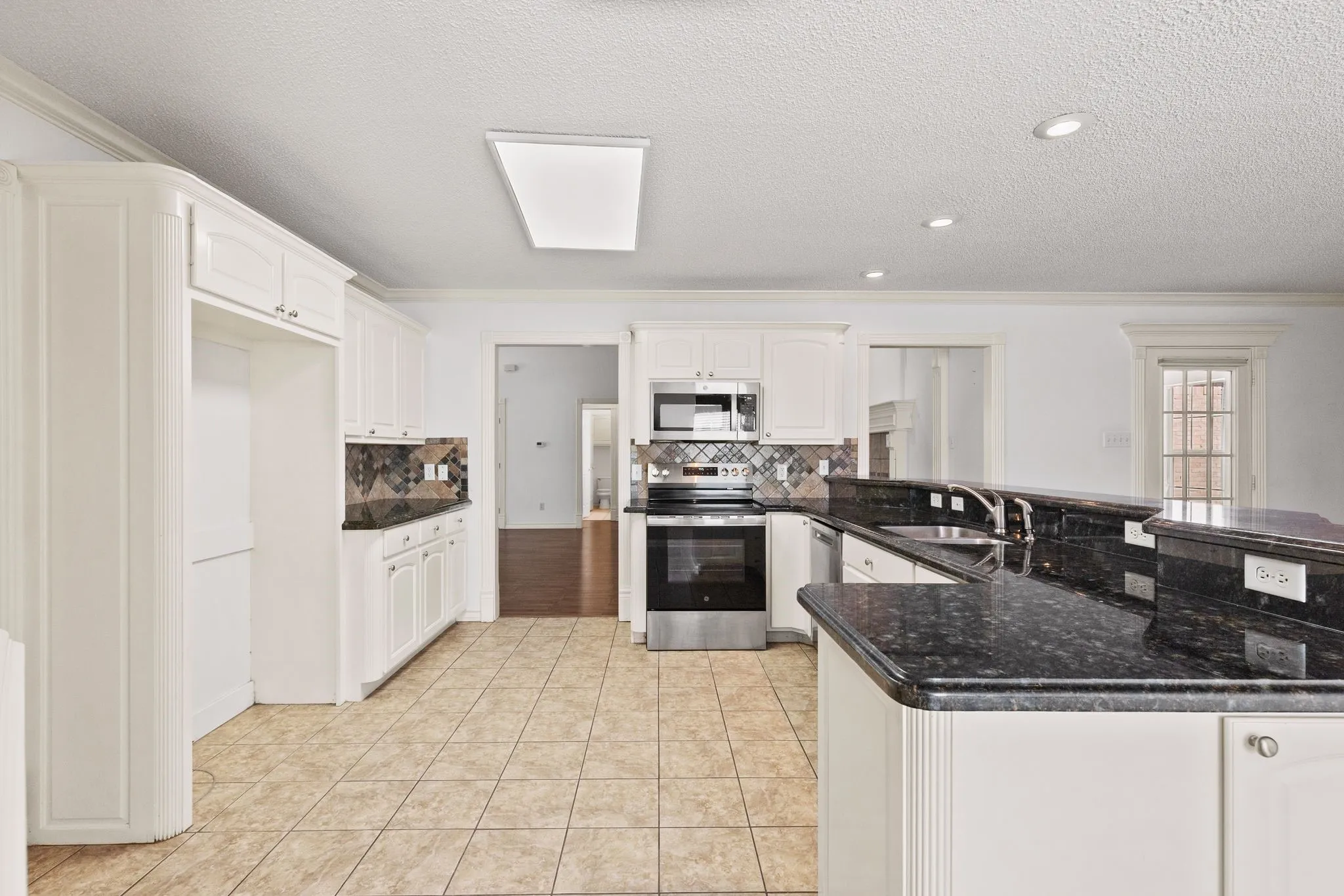 Single Family Residence For Sale in Hopkins County , 305 Kelli Circle, Sulphur Springs, Texas 75482, 3 Bedroom, 3 Bathroom, 2 Garage spaces, 2,257 Sqft, built in 1999, mls#21344386, Real Estate Agent in Sulphur Springs, Homes For Sale in Hopkins county, Homes For Sale in Sulphur Springs, Realtor in Sulphur Springs Texas, Real Estate Brokerage Independent Realty Texas, Luminita Cordes Realtor