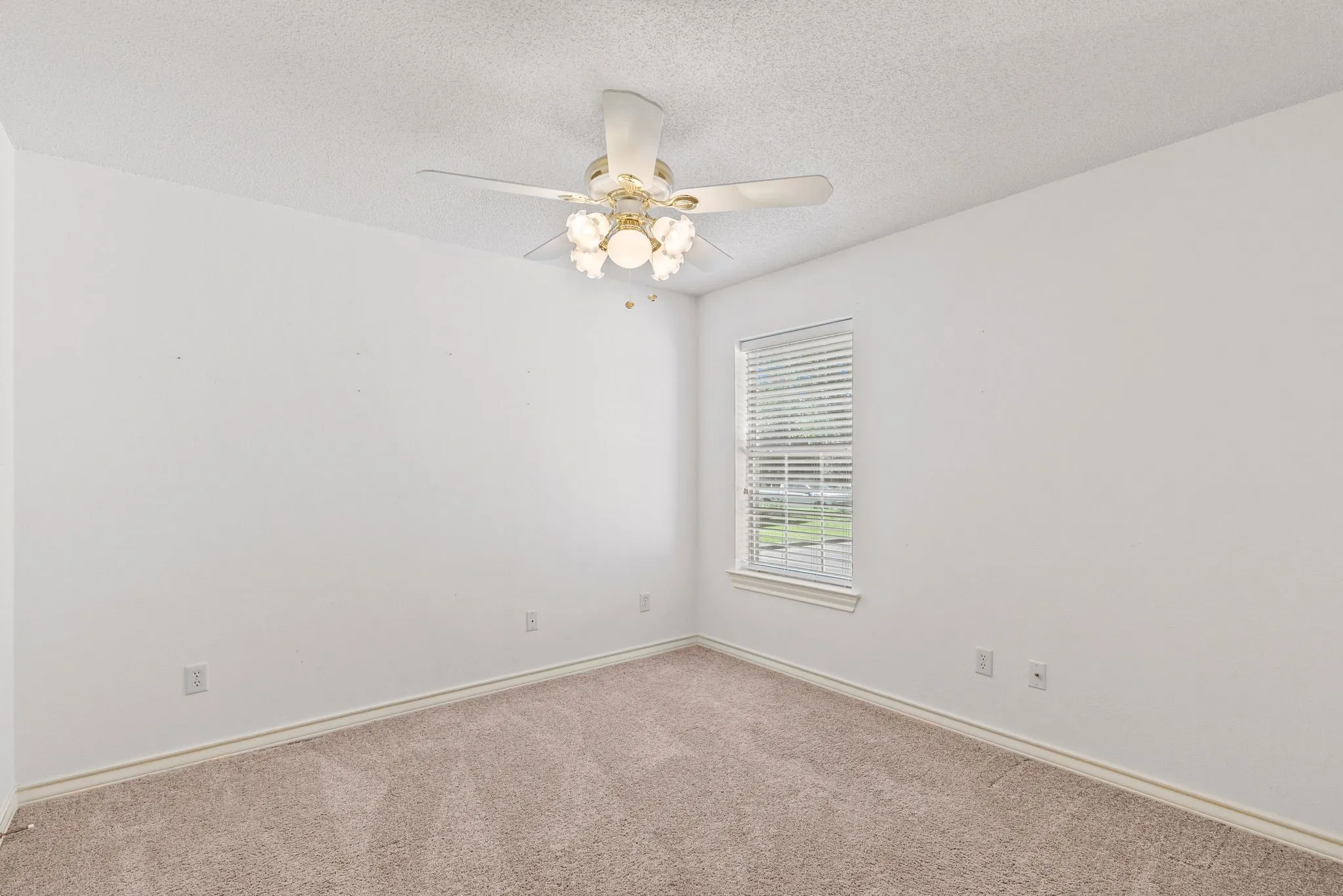 Single Family Residence For Sale in Hopkins County , 305 Kelli Circle, Sulphur Springs, Texas 75482, 3 Bedroom, 3 Bathroom, 2 Garage spaces, 2,257 Sqft, built in 1999, mls#21344386, Real Estate Agent in Sulphur Springs, Homes For Sale in Hopkins county, Homes For Sale in Sulphur Springs, Realtor in Sulphur Springs Texas, Real Estate Brokerage Independent Realty Texas, Luminita Cordes Realtor