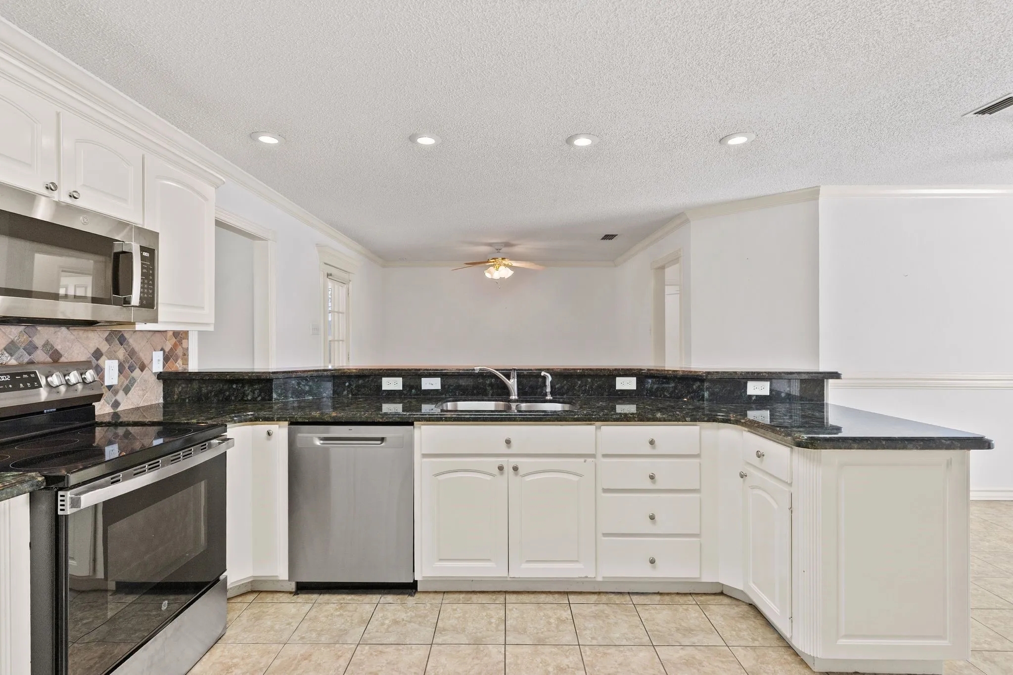 Single Family Residence For Sale in Hopkins County , 305 Kelli Circle, Sulphur Springs, Texas 75482, 3 Bedroom, 3 Bathroom, 2 Garage spaces, 2,257 Sqft, built in 1999, mls#21344386, Real Estate Agent in Sulphur Springs, Homes For Sale in Hopkins county, Homes For Sale in Sulphur Springs, Realtor in Sulphur Springs Texas, Real Estate Brokerage Independent Realty Texas, Luminita Cordes Realtor