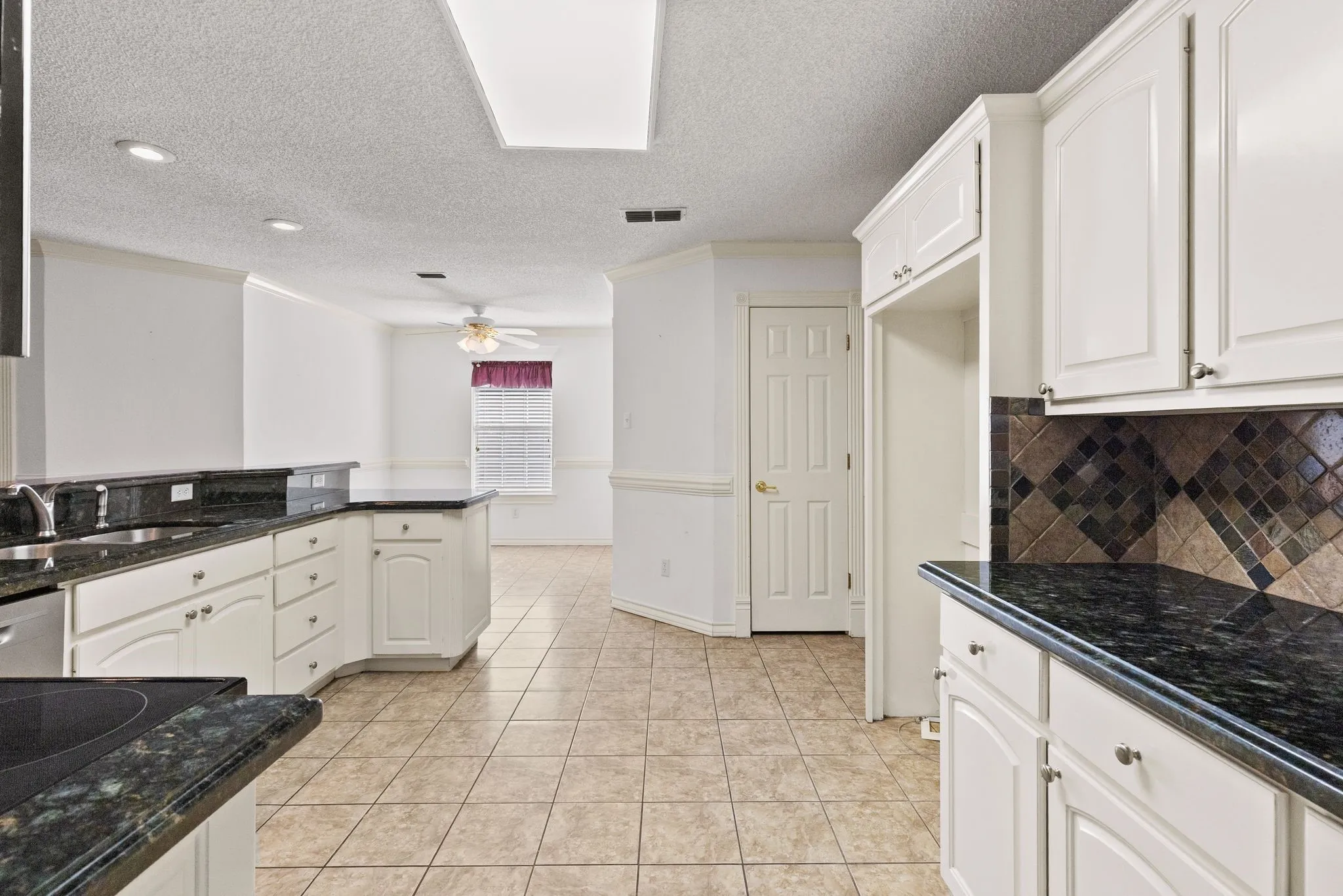 Single Family Residence For Sale in Hopkins County , 305 Kelli Circle, Sulphur Springs, Texas 75482, 3 Bedroom, 3 Bathroom, 2 Garage spaces, 2,257 Sqft, built in 1999, mls#21344386, Real Estate Agent in Sulphur Springs, Homes For Sale in Hopkins county, Homes For Sale in Sulphur Springs, Realtor in Sulphur Springs Texas, Real Estate Brokerage Independent Realty Texas, Luminita Cordes Realtor