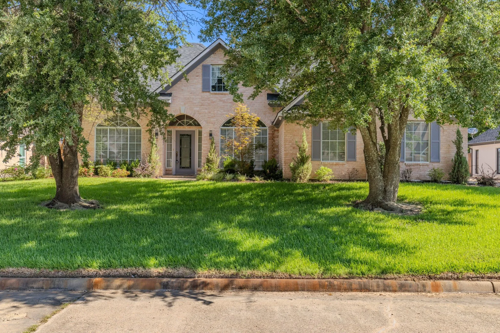 Single Family Residence For Sale in Hopkins County , 305 Kelli Circle, Sulphur Springs, Texas 75482, 3 Bedroom, 3 Bathroom, 2 Garage spaces, 2,257 Sqft, built in 1999, mls#21344386, Real Estate Agent in Sulphur Springs, Homes For Sale in Hopkins county, Homes For Sale in Sulphur Springs, Realtor in Sulphur Springs Texas, Real Estate Brokerage Independent Realty Texas, Luminita Cordes Realtor