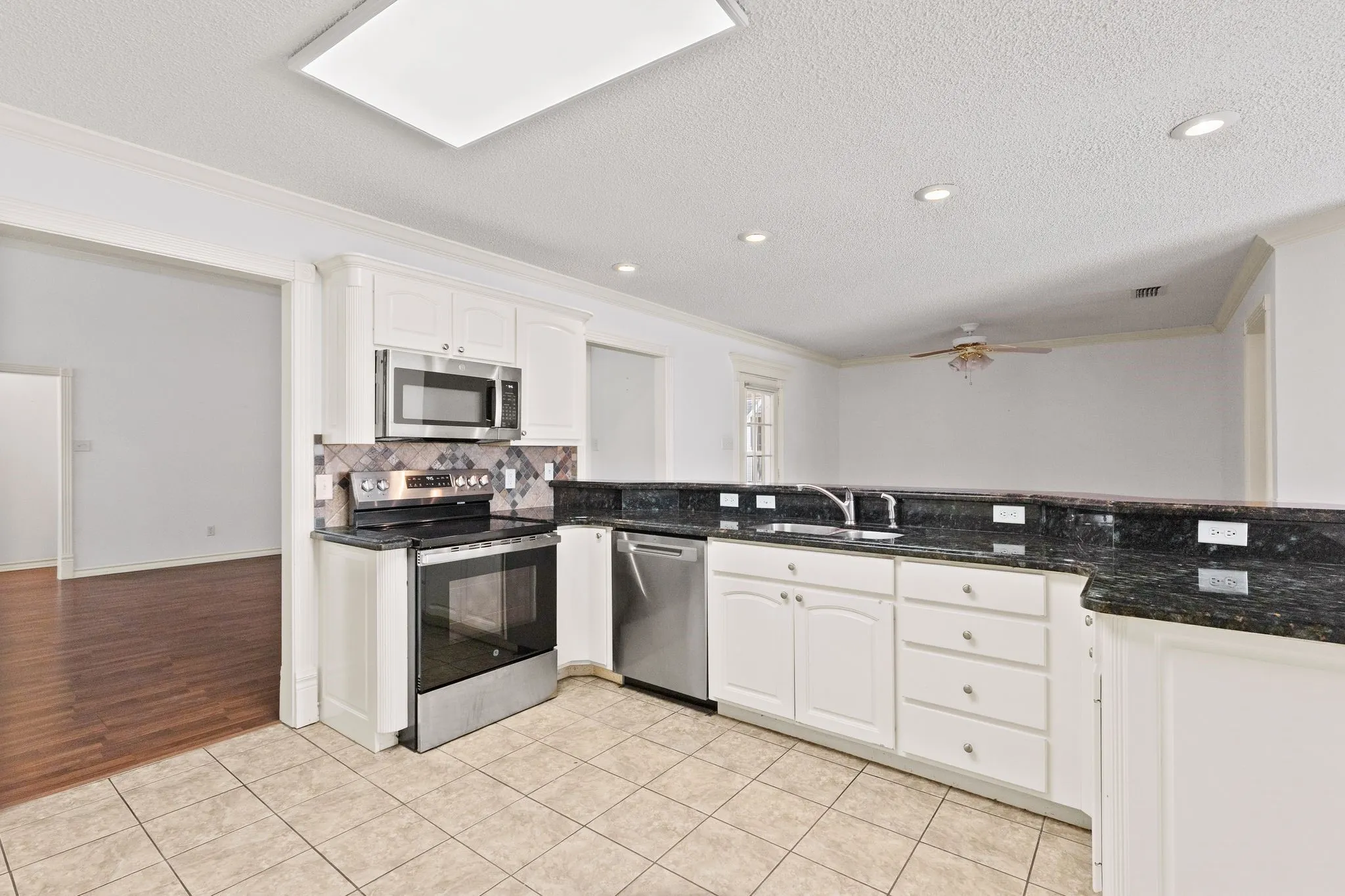 Single Family Residence For Sale in Hopkins County , 305 Kelli Circle, Sulphur Springs, Texas 75482, 3 Bedroom, 3 Bathroom, 2 Garage spaces, 2,257 Sqft, built in 1999, mls#21344386, Real Estate Agent in Sulphur Springs, Homes For Sale in Hopkins county, Homes For Sale in Sulphur Springs, Realtor in Sulphur Springs Texas, Real Estate Brokerage Independent Realty Texas, Luminita Cordes Realtor