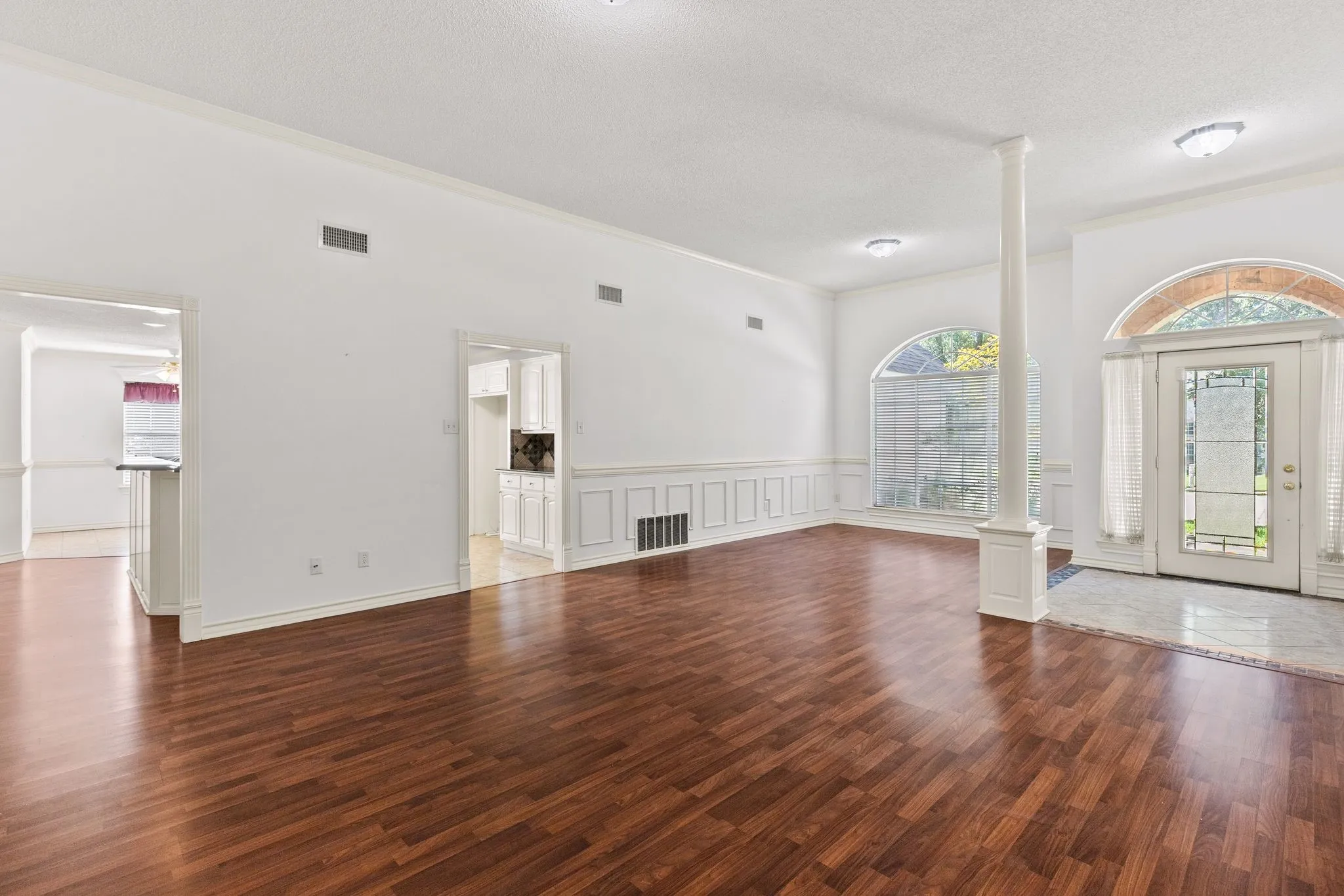 Single Family Residence For Sale in Hopkins County , 305 Kelli Circle, Sulphur Springs, Texas 75482, 3 Bedroom, 3 Bathroom, 2 Garage spaces, 2,257 Sqft, built in 1999, mls#21344386, Real Estate Agent in Sulphur Springs, Homes For Sale in Hopkins county, Homes For Sale in Sulphur Springs, Realtor in Sulphur Springs Texas, Real Estate Brokerage Independent Realty Texas, Luminita Cordes Realtor