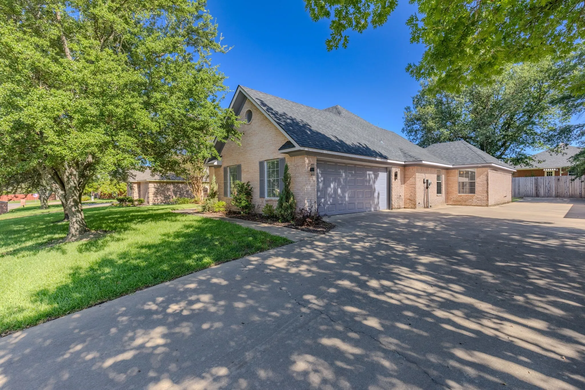 Single Family Residence For Sale in Hopkins County , 305 Kelli Circle, Sulphur Springs, Texas 75482, 3 Bedroom, 3 Bathroom, 2 Garage spaces, 2,257 Sqft, built in 1999, mls#21344386, Real Estate Agent in Sulphur Springs, Homes For Sale in Hopkins county, Homes For Sale in Sulphur Springs, Realtor in Sulphur Springs Texas, Real Estate Brokerage Independent Realty Texas, Luminita Cordes Realtor