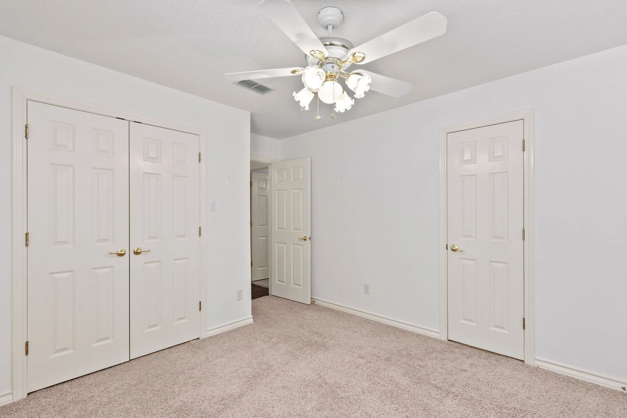 Single Family Residence For Sale in Hopkins County , 305 Kelli Circle, Sulphur Springs, Texas 75482, 3 Bedroom, 3 Bathroom, 2 Garage spaces, 2,257 Sqft, built in 1999, mls#21344386, Real Estate Agent in Sulphur Springs, Homes For Sale in Hopkins county, Homes For Sale in Sulphur Springs, Realtor in Sulphur Springs Texas, Real Estate Brokerage Independent Realty Texas, Luminita Cordes Realtor