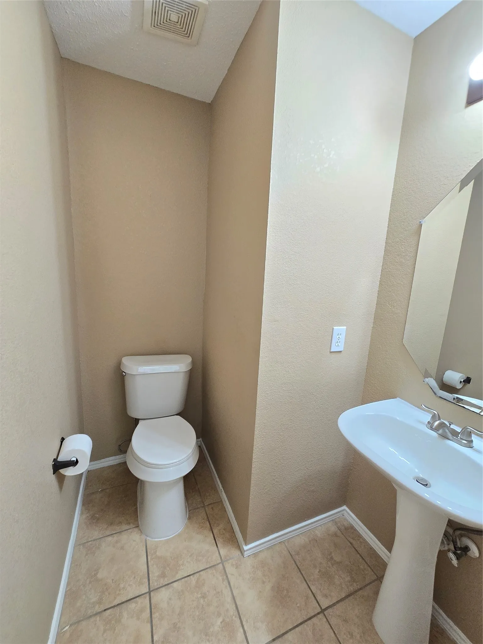 Single Family Residence For Rent in Denton County , 4512 Saddlebrook Drive, Carrollton, Texas 75010, 4 Bedroom, 3 Bathroom, 2 Garage spaces, 2,350 Sqft, built in 2000, mls#21339519, Real Estate Agent in Carrollton, Homes For Rent in Denton county, Homes For Rent in Carrollton, Realtor in Carrollton Texas, Real Estate Brokerage Independent Realty Texas, Luminita Cordes Realtor