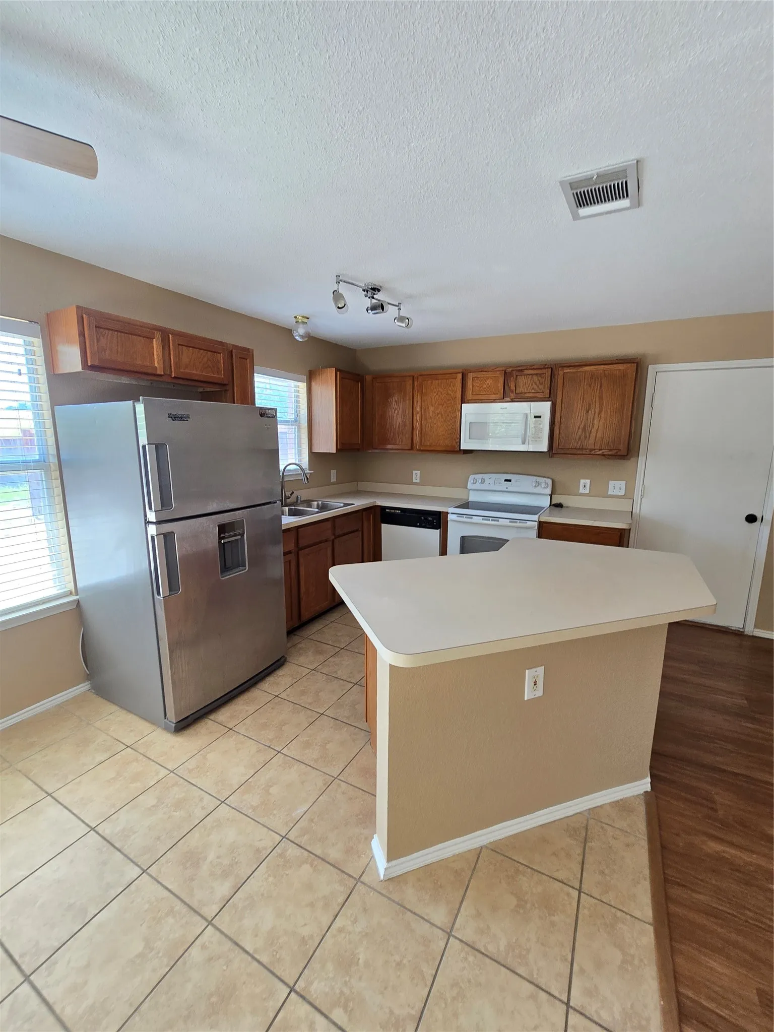 Single Family Residence For Rent in Denton County , 4512 Saddlebrook Drive, Carrollton, Texas 75010, 4 Bedroom, 3 Bathroom, 2 Garage spaces, 2,350 Sqft, built in 2000, mls#21339519, Real Estate Agent in Carrollton, Homes For Rent in Denton county, Homes For Rent in Carrollton, Realtor in Carrollton Texas, Real Estate Brokerage Independent Realty Texas, Luminita Cordes Realtor