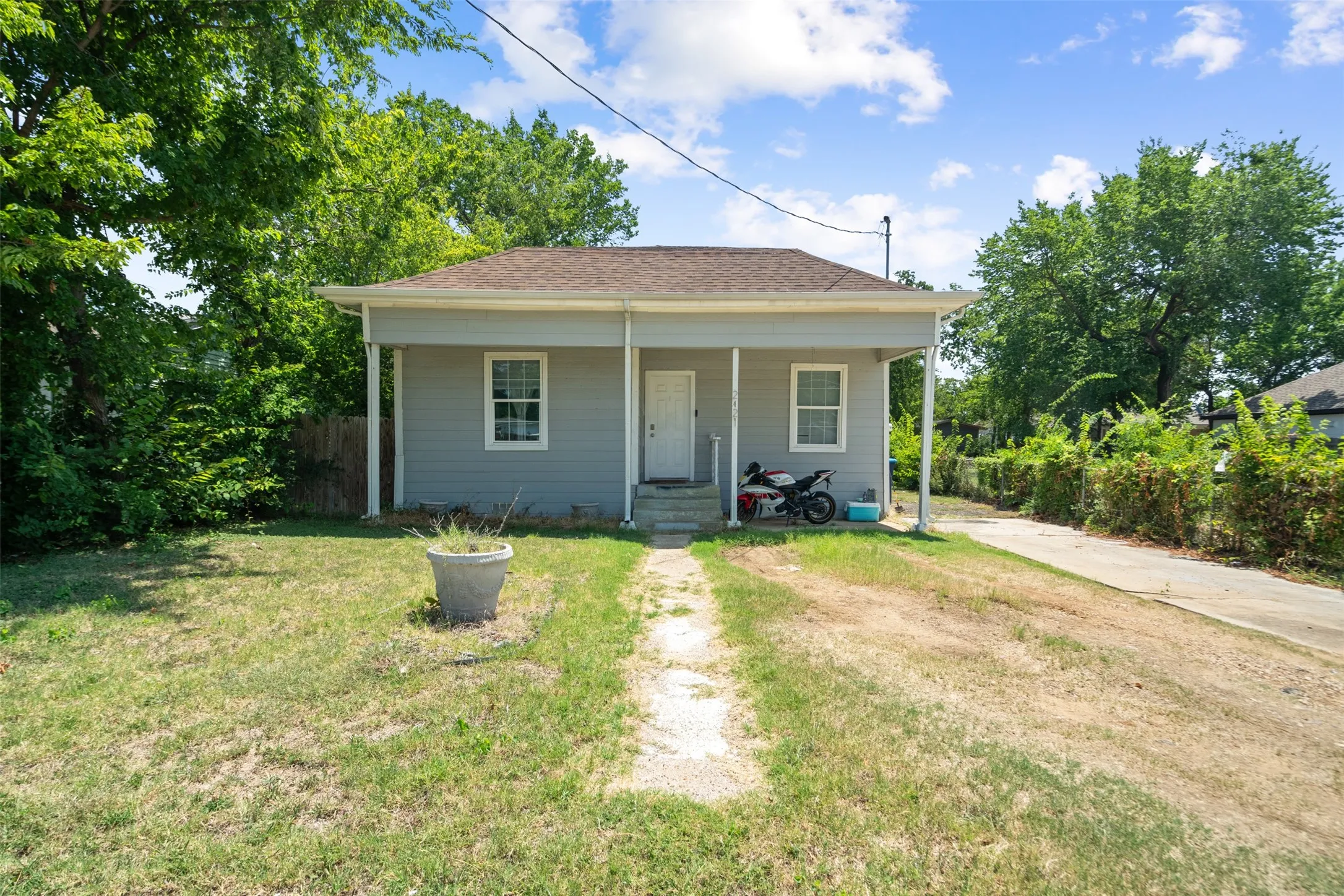 Single Family Residence For Sale in Tarrant County , 2421 Langston Street, Fort Worth, Texas 76105, 4 Bedroom, 2 Bathroom, Garage spaces, 1,744 Sqft, built in 1940, mls#21340446, Real Estate Agent in Fort Worth, Homes For Sale in Tarrant county, Homes For Sale in Fort Worth, Realtor in Fort Worth Texas, Real Estate Brokerage Independent Realty Texas, Luminita Cordes Realtor