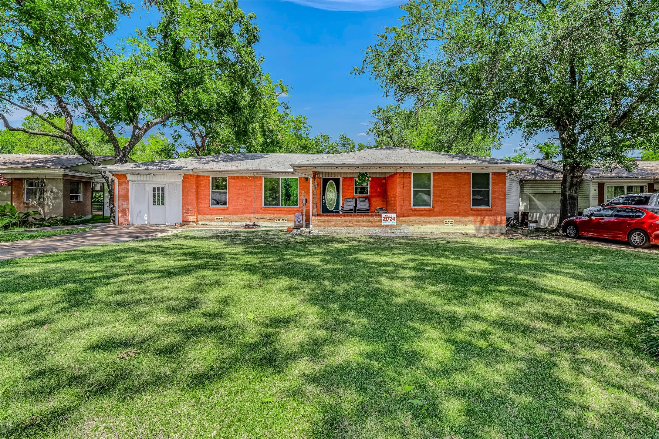 Single Family Residence For Sale in Kaufman County , 112 Oak Drive, Terrell, Texas 75160, 3 Bedrooms, 2 Bathrooms, Garage spaces, 1,406 Sqft, built in 1957, Price $244,800, mls#21314266, Real Estate Agent in Terrell, Homes For Sale in Kaufman county, Homes For Sale in Terrell, Realtor in Terrell Texas, Real Estate Brokerage Independent Realty Texas, Luminita Cordes Realtor