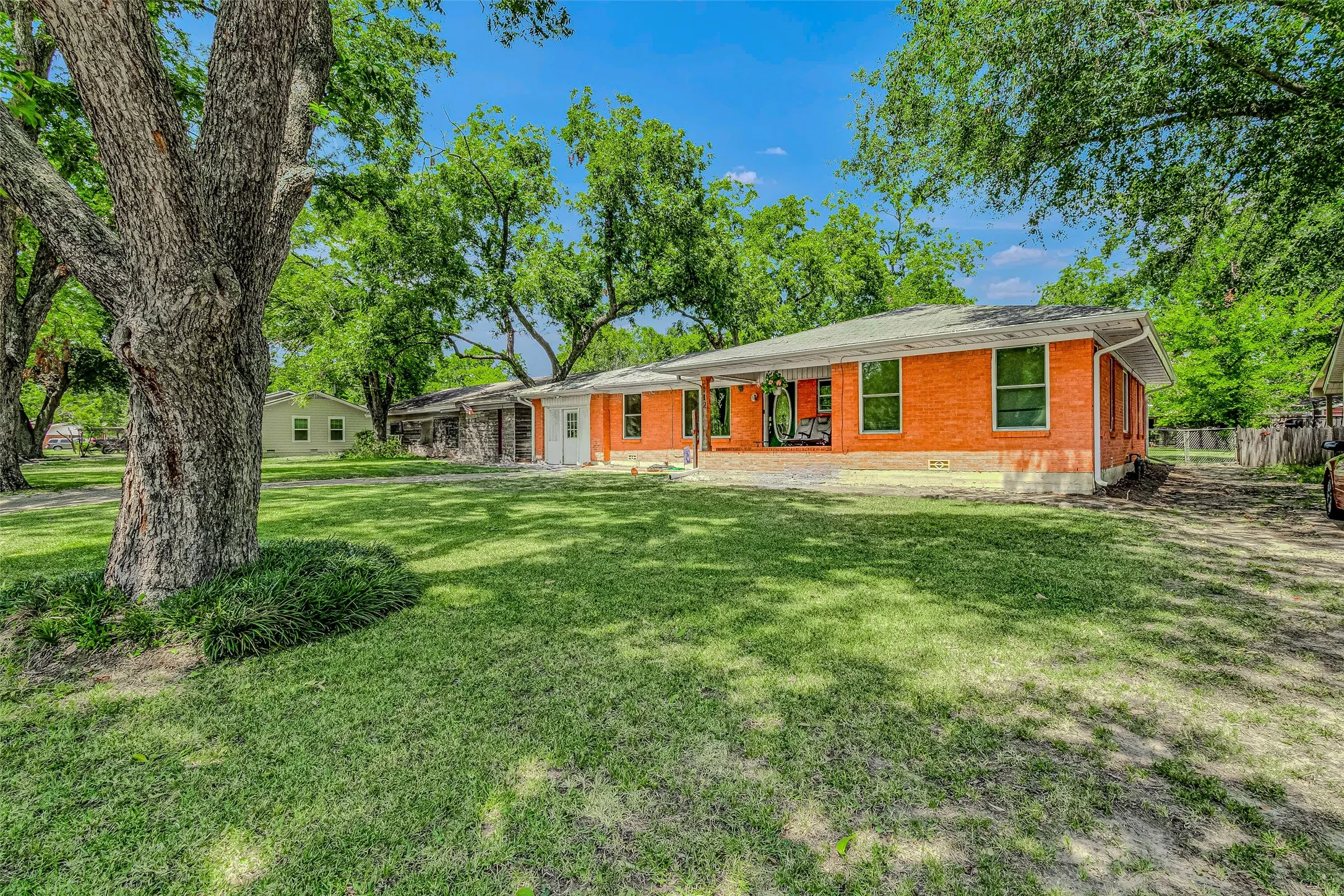 Single Family Residence For Sale in Kaufman County , 112 Oak Drive, Terrell, Texas 75160, 3 Bedrooms, 2 Bathrooms, Garage spaces, 1,406 Sqft, built in 1957, Price $244,800, mls#21314266, Real Estate Agent in Terrell, Homes For Sale in Kaufman county, Homes For Sale in Terrell, Realtor in Terrell Texas, Real Estate Brokerage Independent Realty Texas, Luminita Cordes Realtor