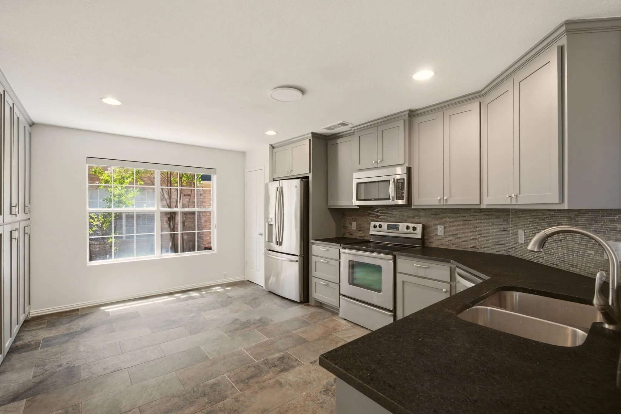 Single Family Residence For Sale in Collin County , 9809 Preston Vineyard Drive, Frisco, Texas 75035, 3 Bedroom, 3 Bathroom, 2 Garage spaces, 1,793 Sqft, built in 1992, mls#21344395, Real Estate Agent in Frisco, Homes For Sale in Collin county, Homes For Sale in Frisco, Realtor in Frisco Texas, Real Estate Brokerage Independent Realty Texas, Luminita Cordes Realtor