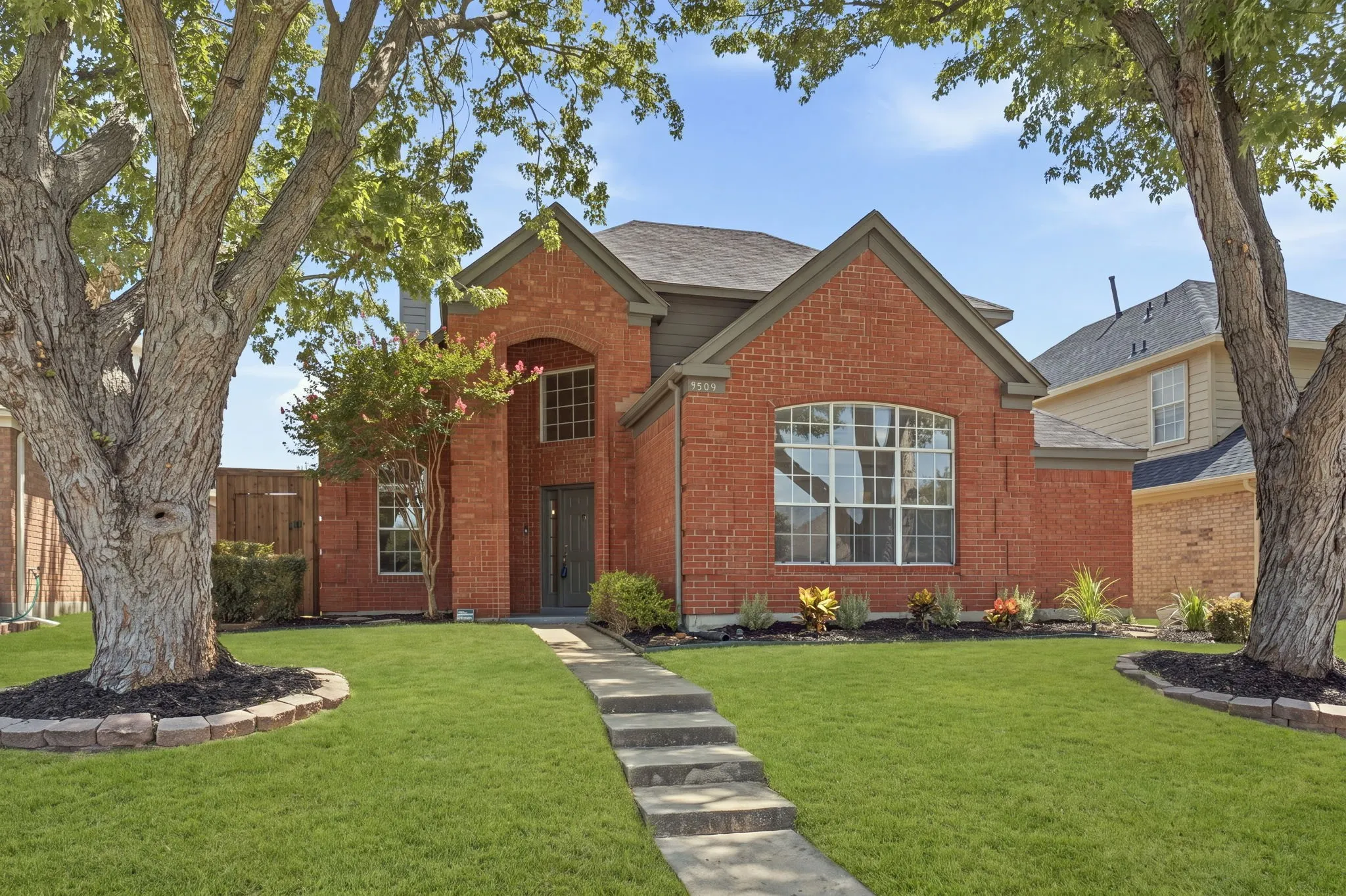 Single Family Residence For Sale in Collin County , 9809 Preston Vineyard Drive, Frisco, Texas 75035, 3 Bedroom, 3 Bathroom, 2 Garage spaces, 1,793 Sqft, built in 1992, mls#21344395, Real Estate Agent in Frisco, Homes For Sale in Collin county, Homes For Sale in Frisco, Realtor in Frisco Texas, Real Estate Brokerage Independent Realty Texas, Luminita Cordes Realtor