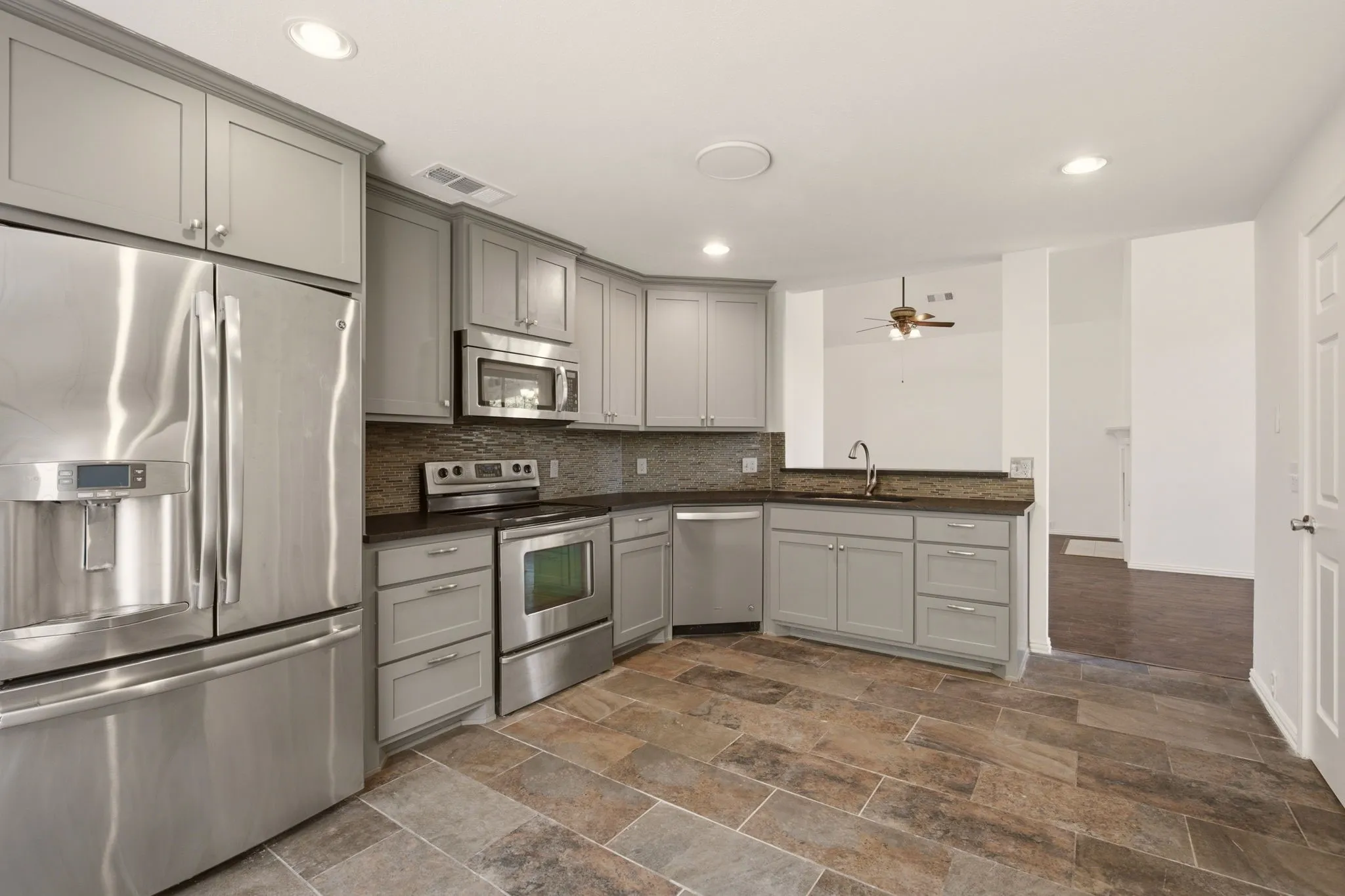 Single Family Residence For Sale in Collin County , 9809 Preston Vineyard Drive, Frisco, Texas 75035, 3 Bedroom, 3 Bathroom, 2 Garage spaces, 1,793 Sqft, built in 1992, mls#21344395, Real Estate Agent in Frisco, Homes For Sale in Collin county, Homes For Sale in Frisco, Realtor in Frisco Texas, Real Estate Brokerage Independent Realty Texas, Luminita Cordes Realtor