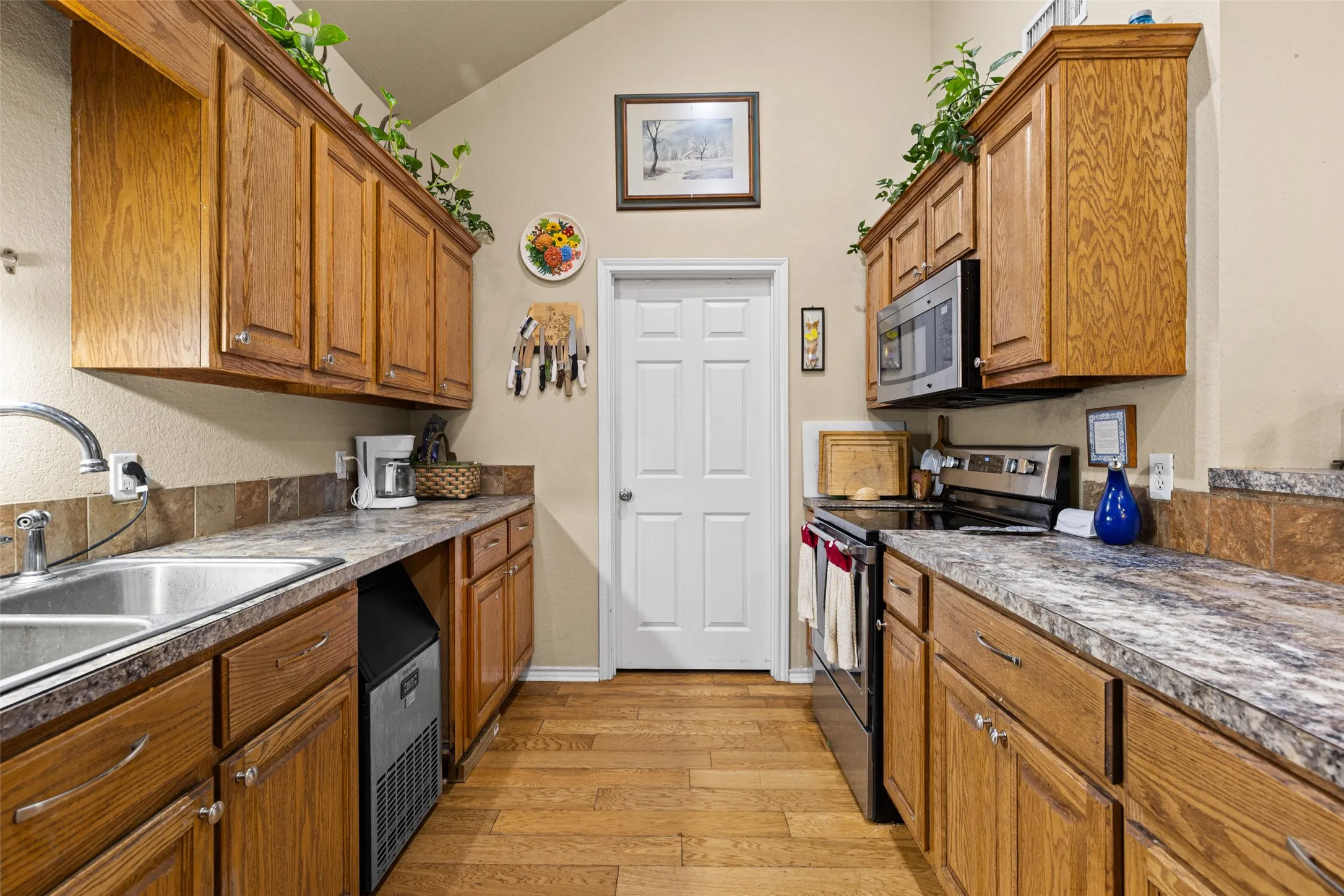 Single Family Residence For Sale in Cass County , 2847 1764 Road, Jefferson, Texas 75657, 5 Bedroom, 3 Bathroom, 2 Garage spaces, 2,400 Sqft, built in 2007, mls#21344356, Real Estate Agent in Jefferson, Homes For Sale in Cass county, Homes For Sale in Jefferson, Realtor in Jefferson Texas, Real Estate Brokerage Independent Realty Texas, Luminita Cordes Realtor