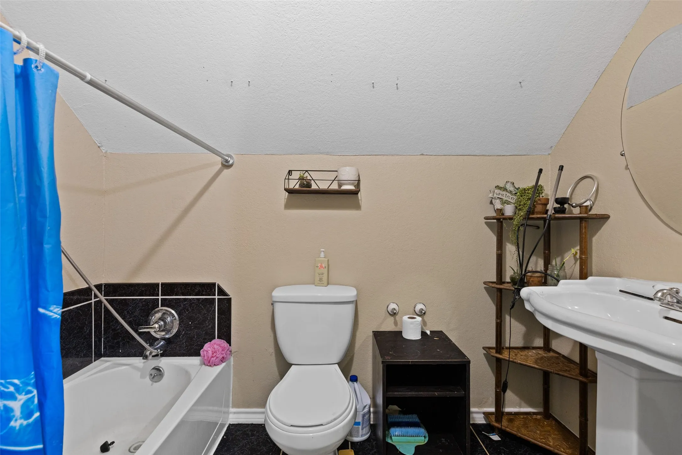 Single Family Residence For Sale in Cass County , 2847 1764 Road, Jefferson, Texas 75657, 5 Bedroom, 3 Bathroom, 2 Garage spaces, 2,400 Sqft, built in 2007, mls#21344356, Real Estate Agent in Jefferson, Homes For Sale in Cass county, Homes For Sale in Jefferson, Realtor in Jefferson Texas, Real Estate Brokerage Independent Realty Texas, Luminita Cordes Realtor