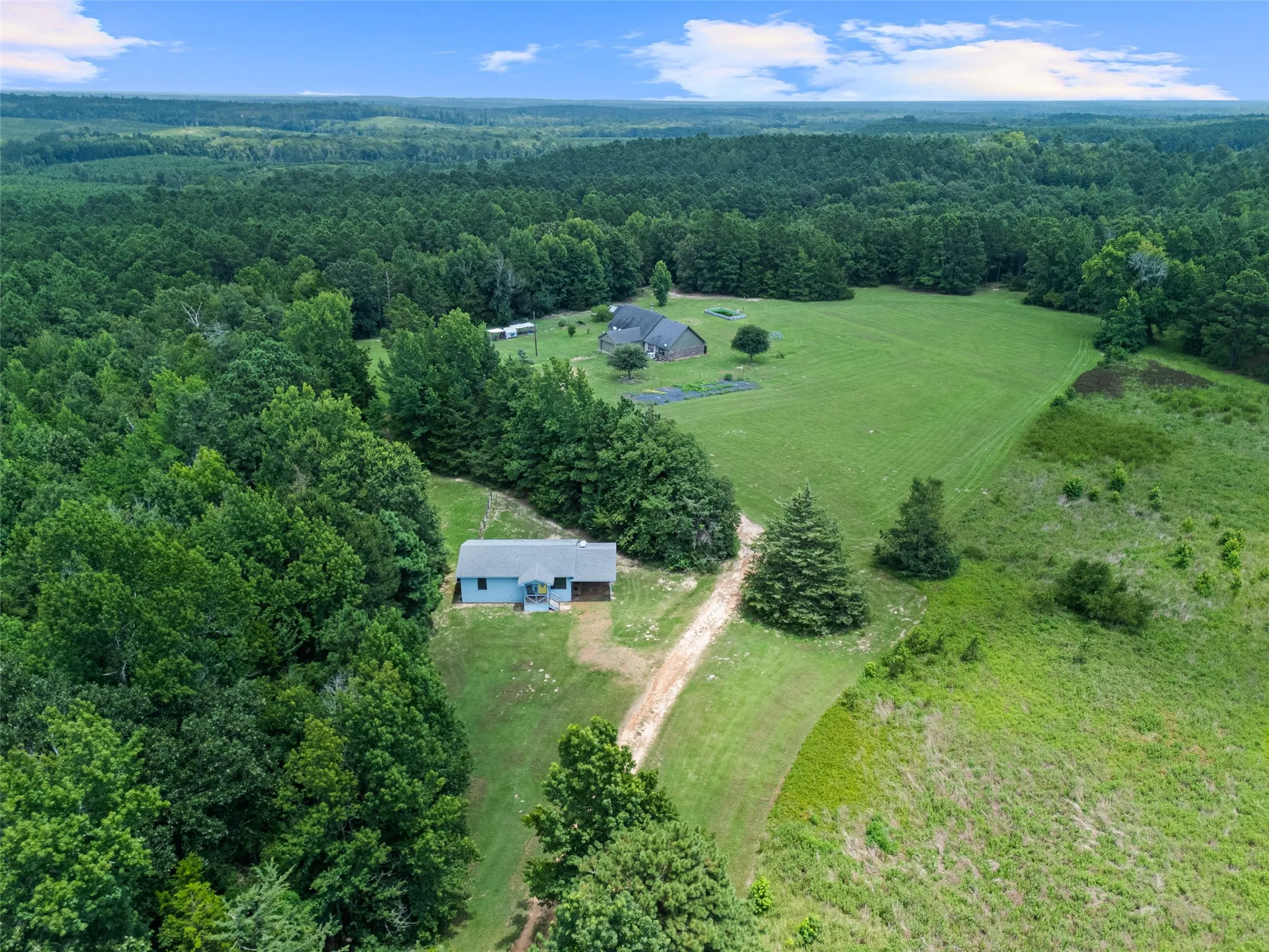 Single Family Residence For Sale in Cass County , 2847 1764 Road, Jefferson, Texas 75657, 5 Bedroom, 3 Bathroom, 2 Garage spaces, 2,400 Sqft, built in 2007, mls#21344356, Real Estate Agent in Jefferson, Homes For Sale in Cass county, Homes For Sale in Jefferson, Realtor in Jefferson Texas, Real Estate Brokerage Independent Realty Texas, Luminita Cordes Realtor