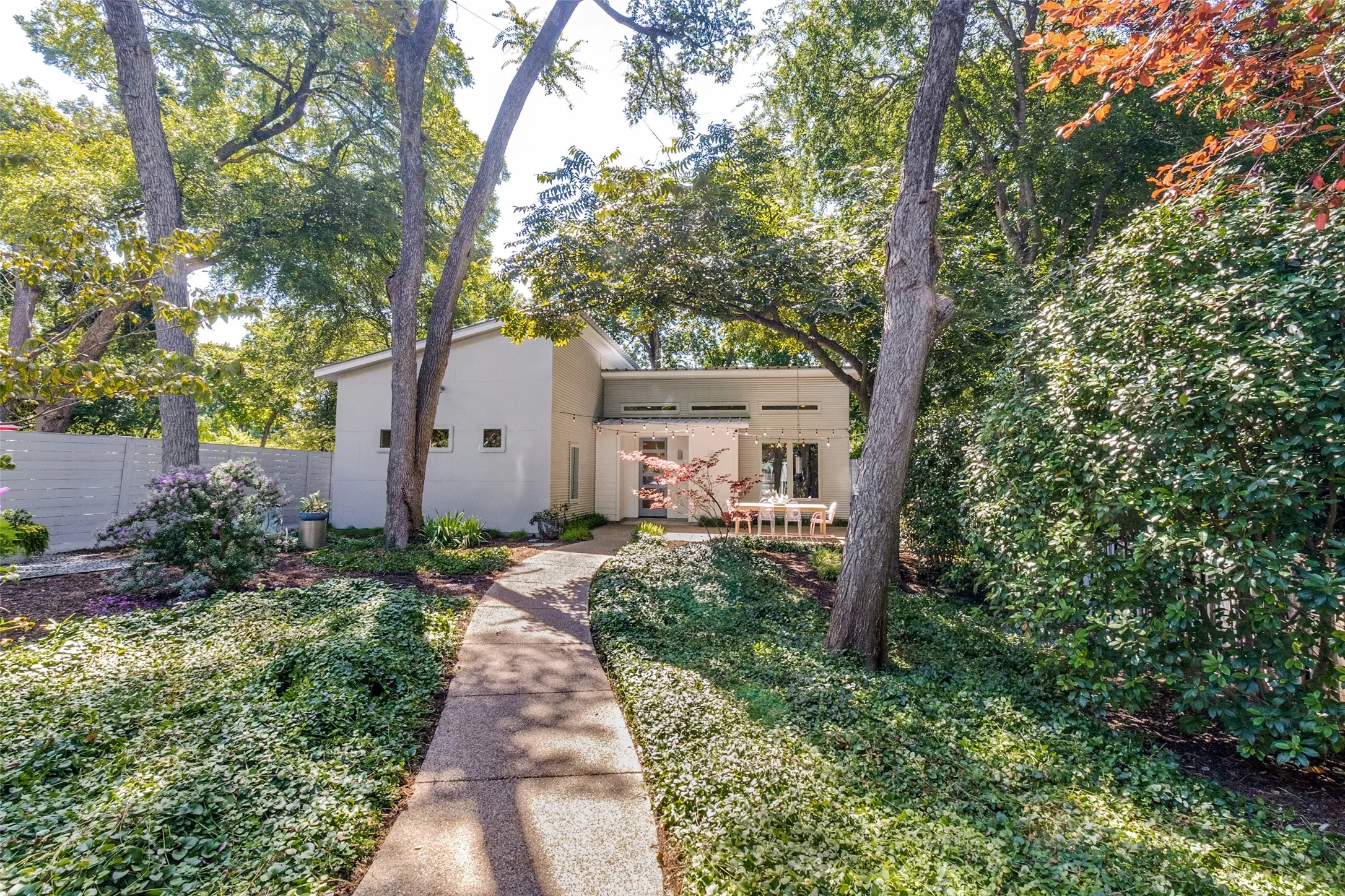 Single Family Residence For Sale in Dallas County , 8820 Eustis Avenue, Dallas, Texas 75218, 2 Bedroom, 2 Bathroom, Garage spaces, 1,164 Sqft, built in 2012, mls#21336213, Real Estate Agent in Dallas, Homes For Sale in Dallas county, Homes For Sale in Dallas, Realtor in Dallas Texas, Real Estate Brokerage Independent Realty Texas, Luminita Cordes Realtor