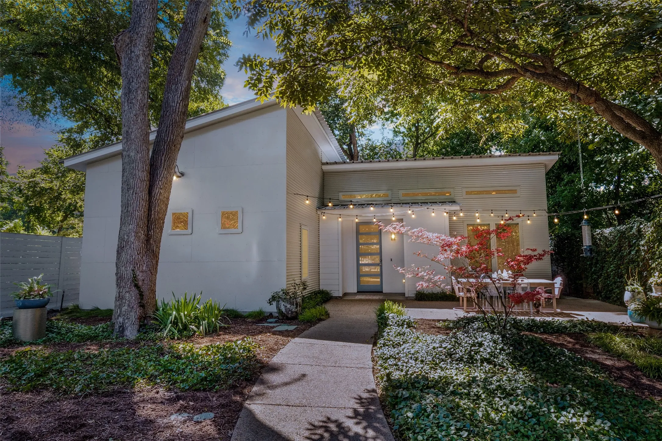 Single Family Residence For Sale in Dallas County , 8820 Eustis Avenue, Dallas, Texas 75218, 2 Bedroom, 2 Bathroom, Garage spaces, 1,164 Sqft, built in 2012, mls#21336213, Real Estate Agent in Dallas, Homes For Sale in Dallas county, Homes For Sale in Dallas, Realtor in Dallas Texas, Real Estate Brokerage Independent Realty Texas, Luminita Cordes Realtor