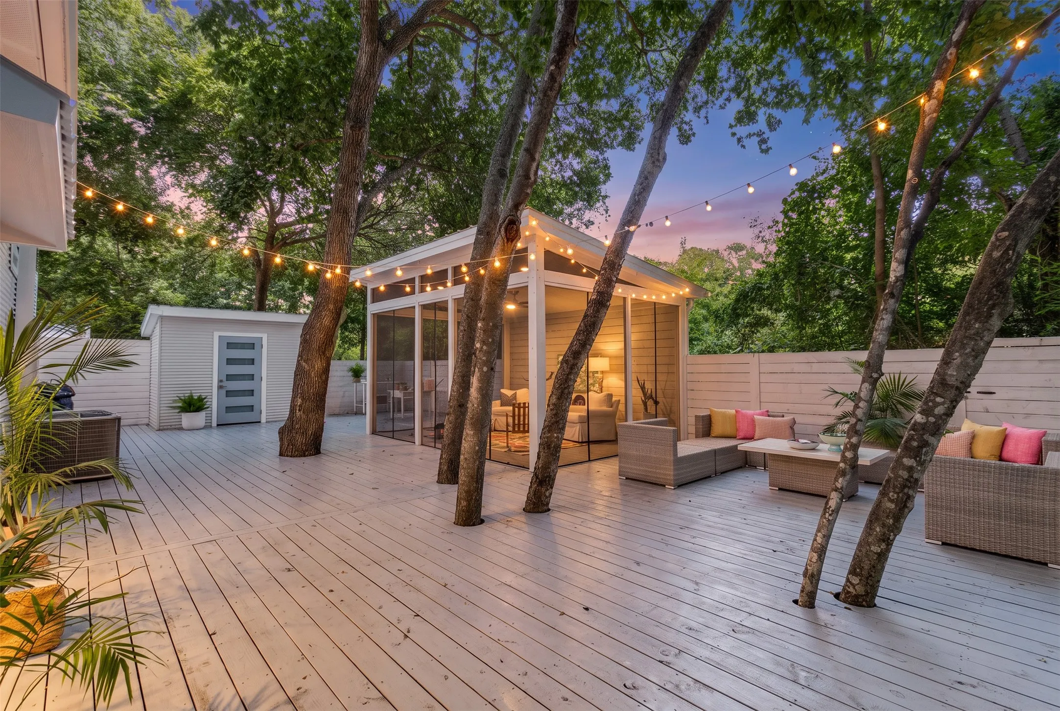 8820 Eustis outdoor living
