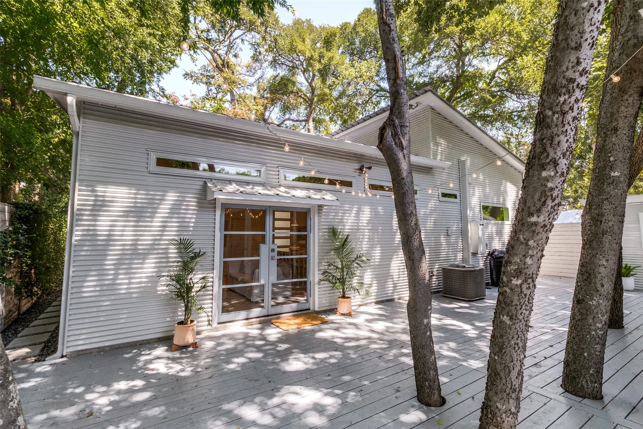 Single Family Residence For Sale in Dallas County , 8820 Eustis Avenue, Dallas, Texas 75218, 2 Bedroom, 2 Bathroom, Garage spaces, 1,164 Sqft, built in 2012, mls#21336213, Real Estate Agent in Dallas, Homes For Sale in Dallas county, Homes For Sale in Dallas, Realtor in Dallas Texas, Real Estate Brokerage Independent Realty Texas, Luminita Cordes Realtor
