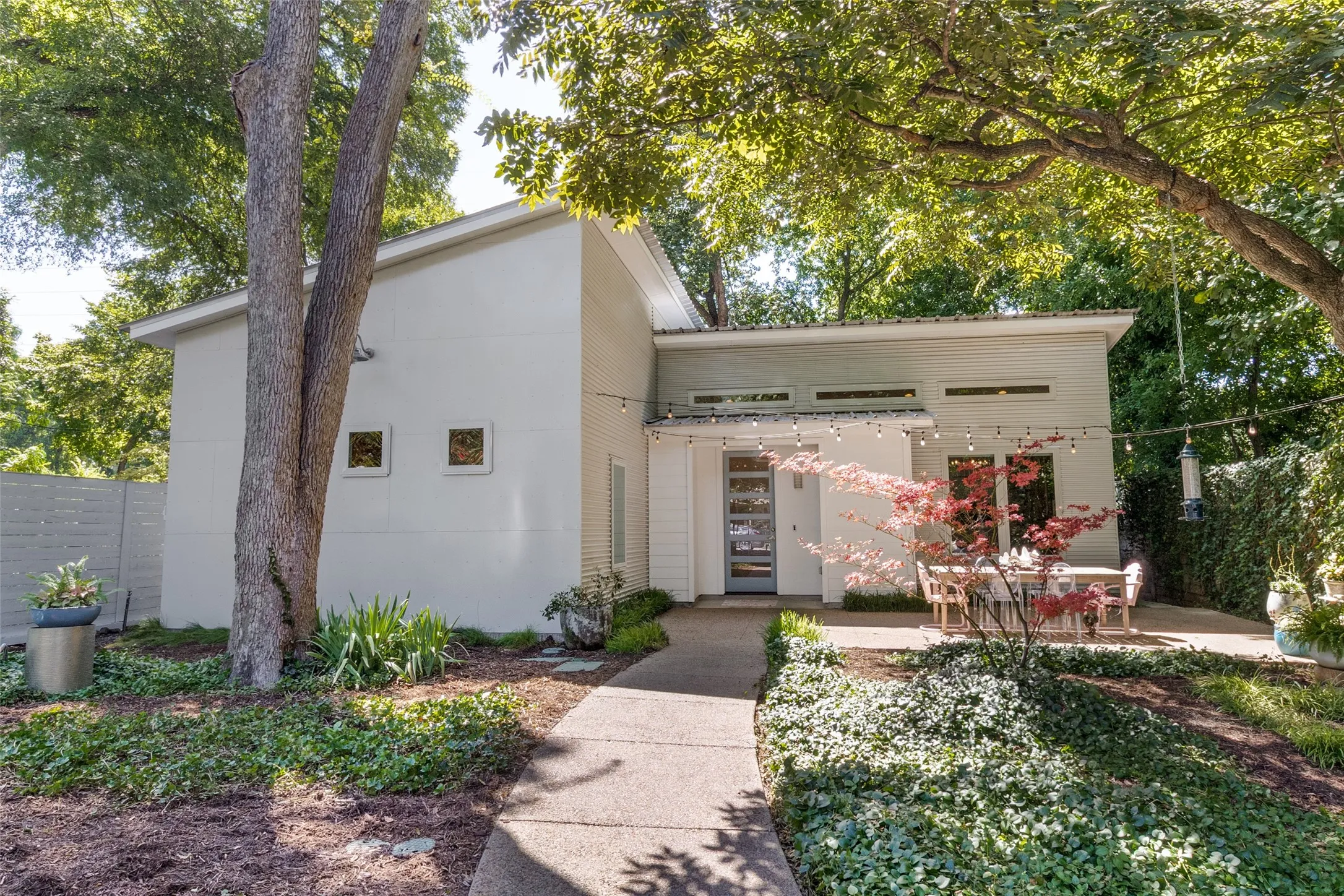 Single Family Residence For Sale in Dallas County , 8820 Eustis Avenue, Dallas, Texas 75218, 2 Bedroom, 2 Bathroom, Garage spaces, 1,164 Sqft, built in 2012, mls#21336213, Real Estate Agent in Dallas, Homes For Sale in Dallas county, Homes For Sale in Dallas, Realtor in Dallas Texas, Real Estate Brokerage Independent Realty Texas, Luminita Cordes Realtor
