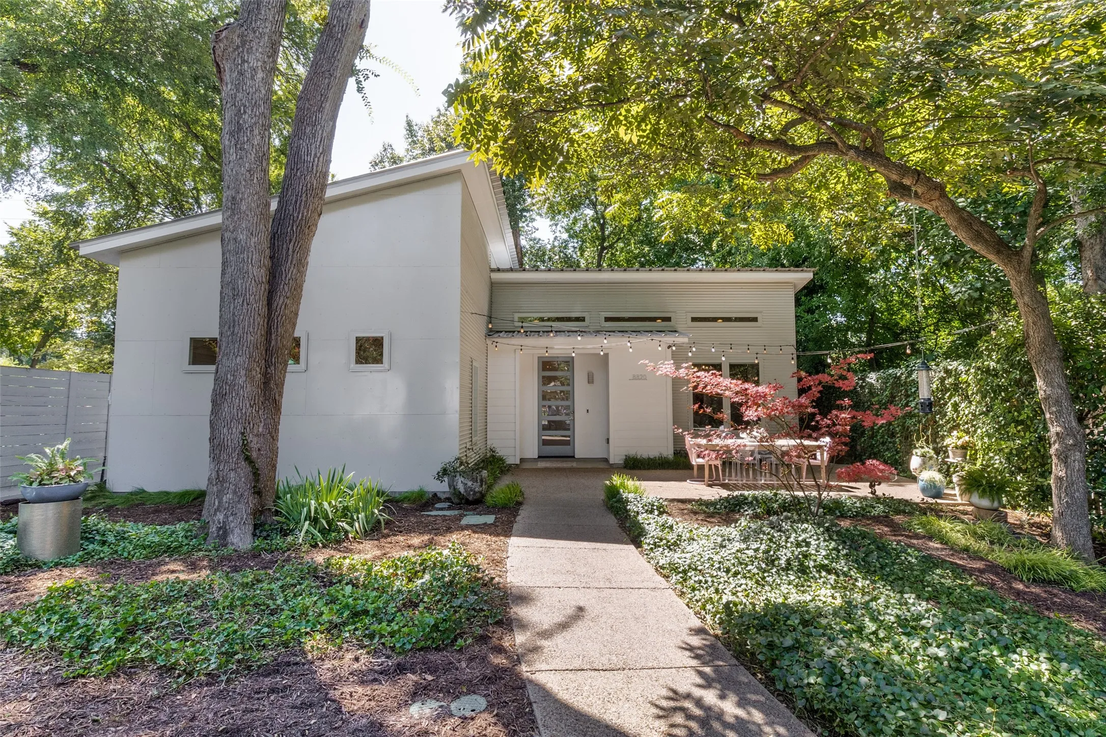 Single Family Residence For Sale in Dallas County , 8820 Eustis Avenue, Dallas, Texas 75218, 2 Bedroom, 2 Bathroom, Garage spaces, 1,164 Sqft, built in 2012, mls#21336213, Real Estate Agent in Dallas, Homes For Sale in Dallas county, Homes For Sale in Dallas, Realtor in Dallas Texas, Real Estate Brokerage Independent Realty Texas, Luminita Cordes Realtor