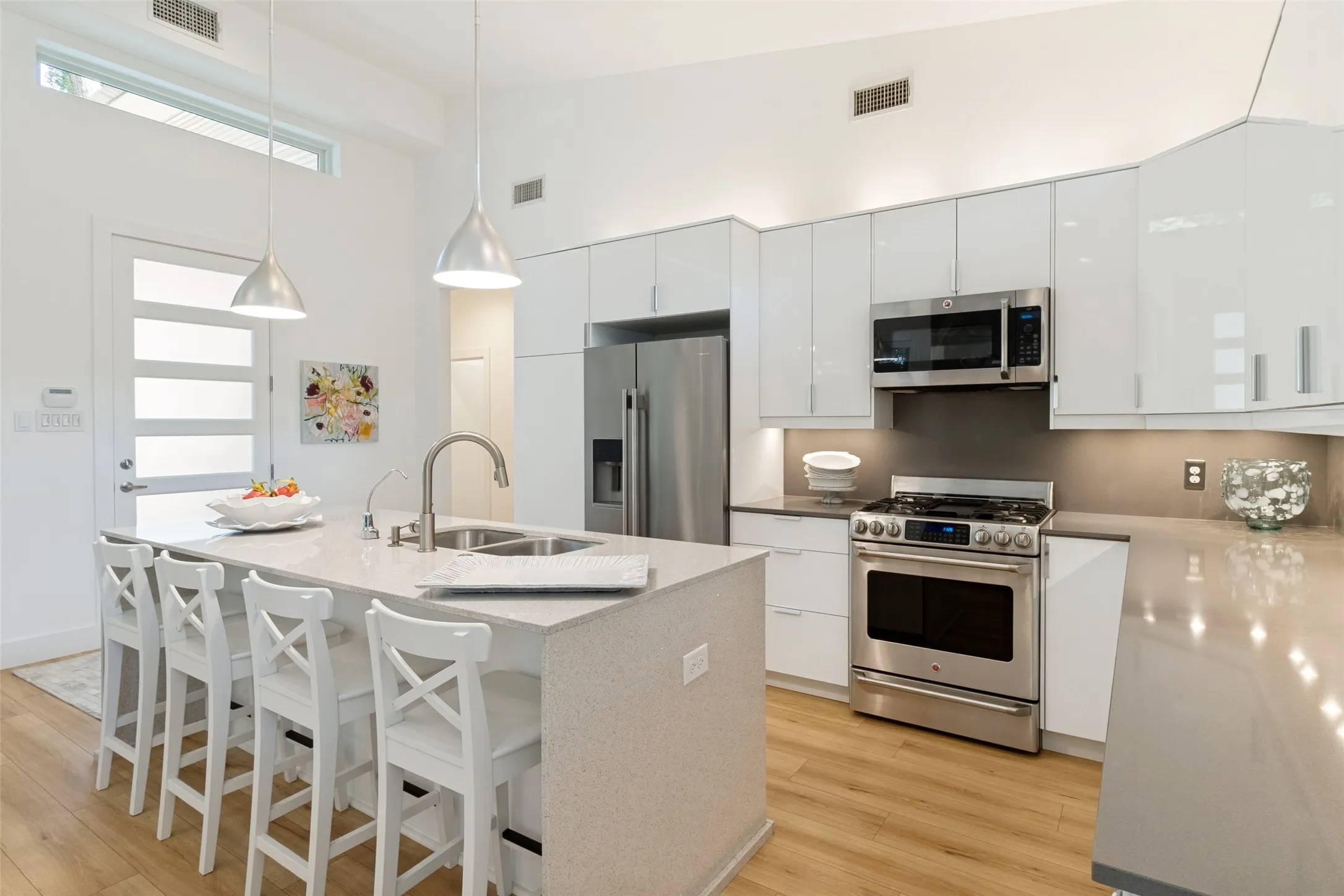 Single Family Residence For Sale in Dallas County , 8820 Eustis Avenue, Dallas, Texas 75218, 2 Bedroom, 2 Bathroom, Garage spaces, 1,164 Sqft, built in 2012, mls#21336213, Real Estate Agent in Dallas, Homes For Sale in Dallas county, Homes For Sale in Dallas, Realtor in Dallas Texas, Real Estate Brokerage Independent Realty Texas, Luminita Cordes Realtor