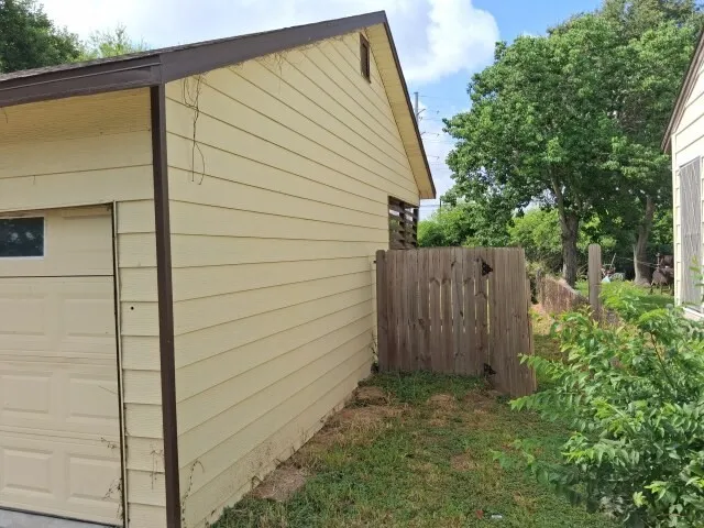 Single Family Residence For Sale in Nueces County , 4405 S Cornelia Circle, Corpus Christi, Texas 78408, 2 Bedroom, 1 Bathroom, 2 Garage spaces, 1,030 Sqft, built in 1952, mls#21344447, Real Estate Agent in Corpus Christi, Homes For Sale in Nueces county, Homes For Sale in Corpus Christi, Realtor in Corpus Christi Texas, Real Estate Brokerage Independent Realty Texas, Luminita Cordes Realtor
